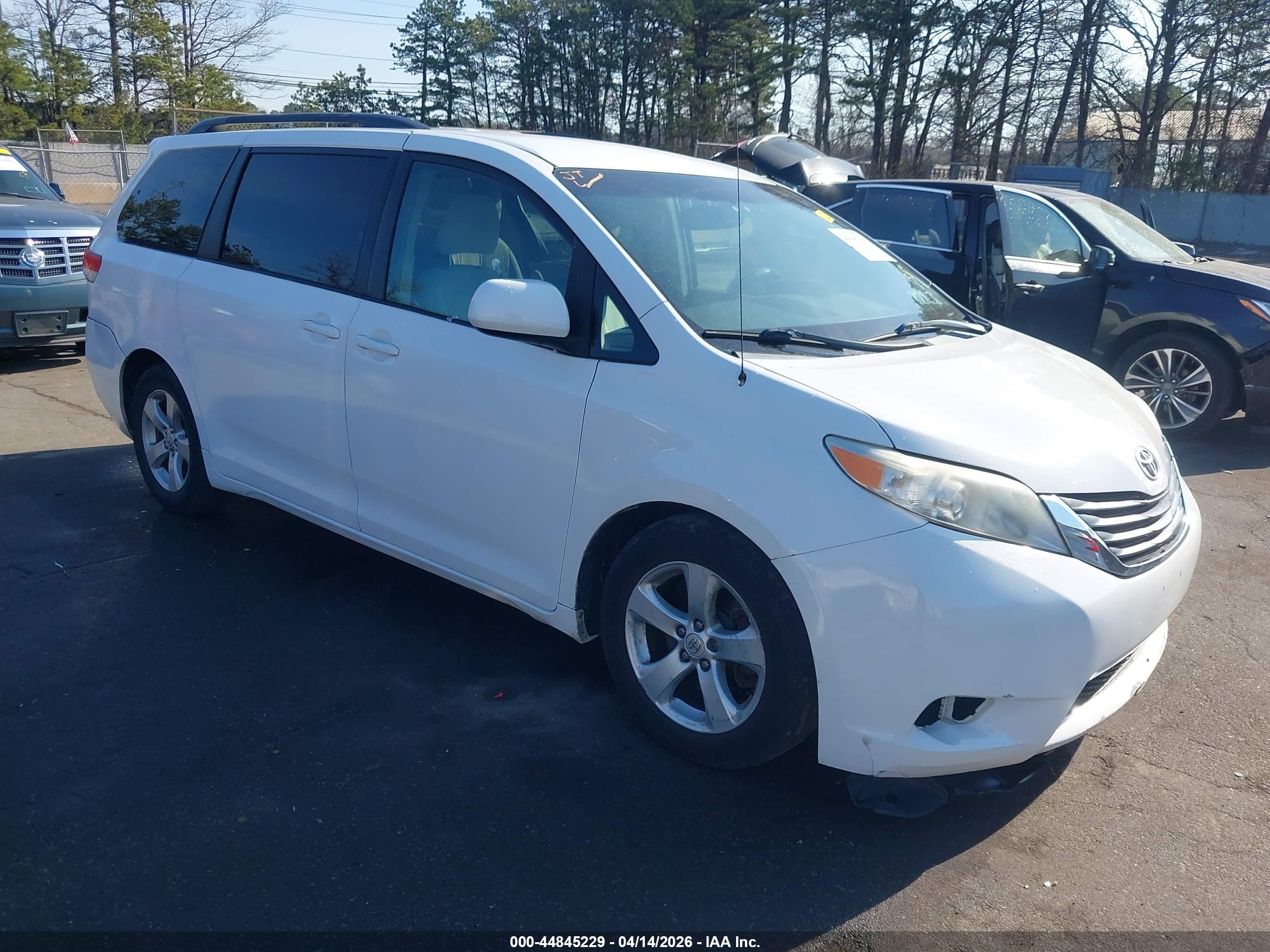 2011 Toyota Sienna Le V6 White vin: 5TDKK3DC1BS079882