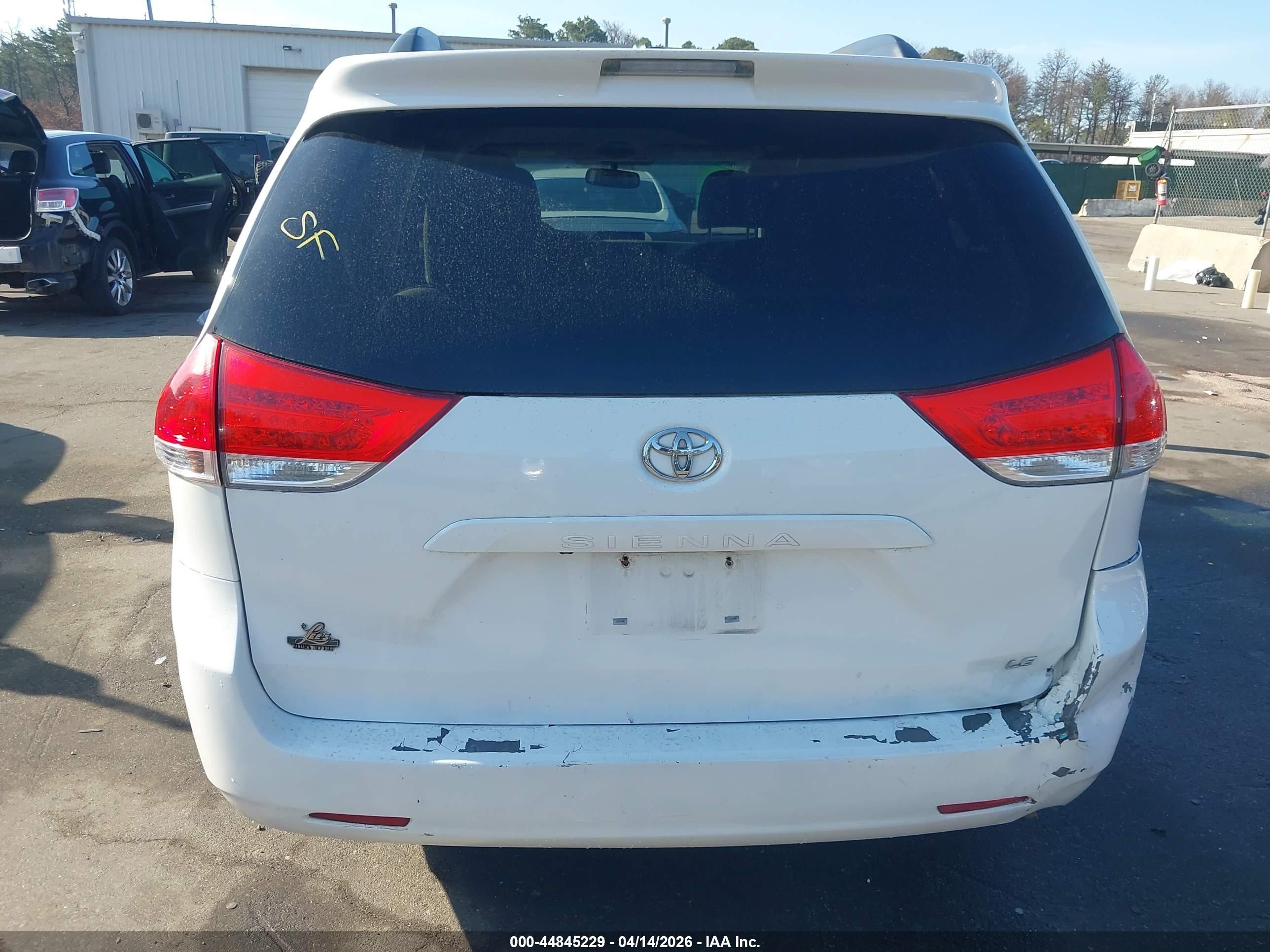 2011 Toyota Sienna Le V6 White vin: 5TDKK3DC1BS079882