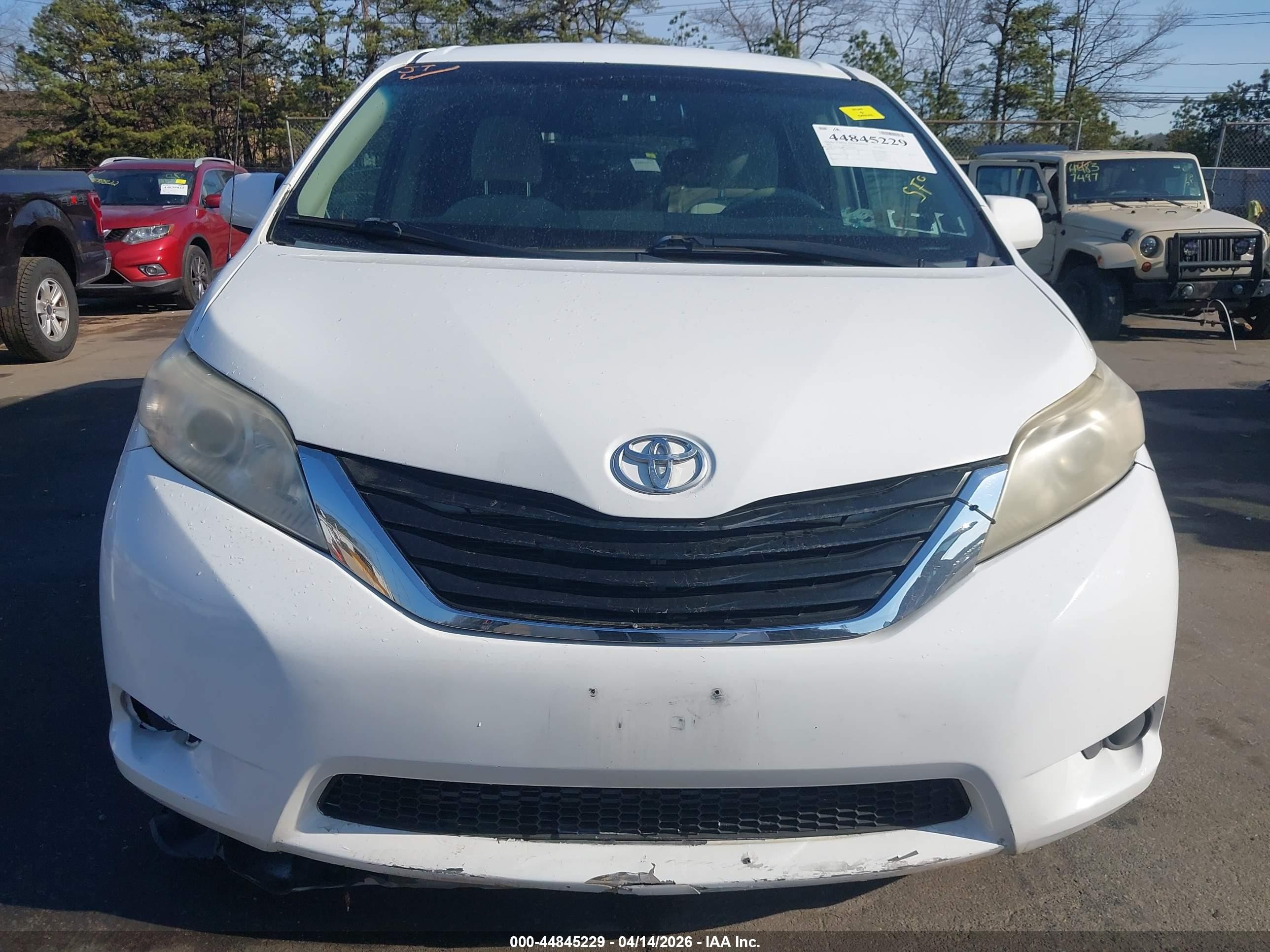 2011 Toyota Sienna Le V6 White vin: 5TDKK3DC1BS079882