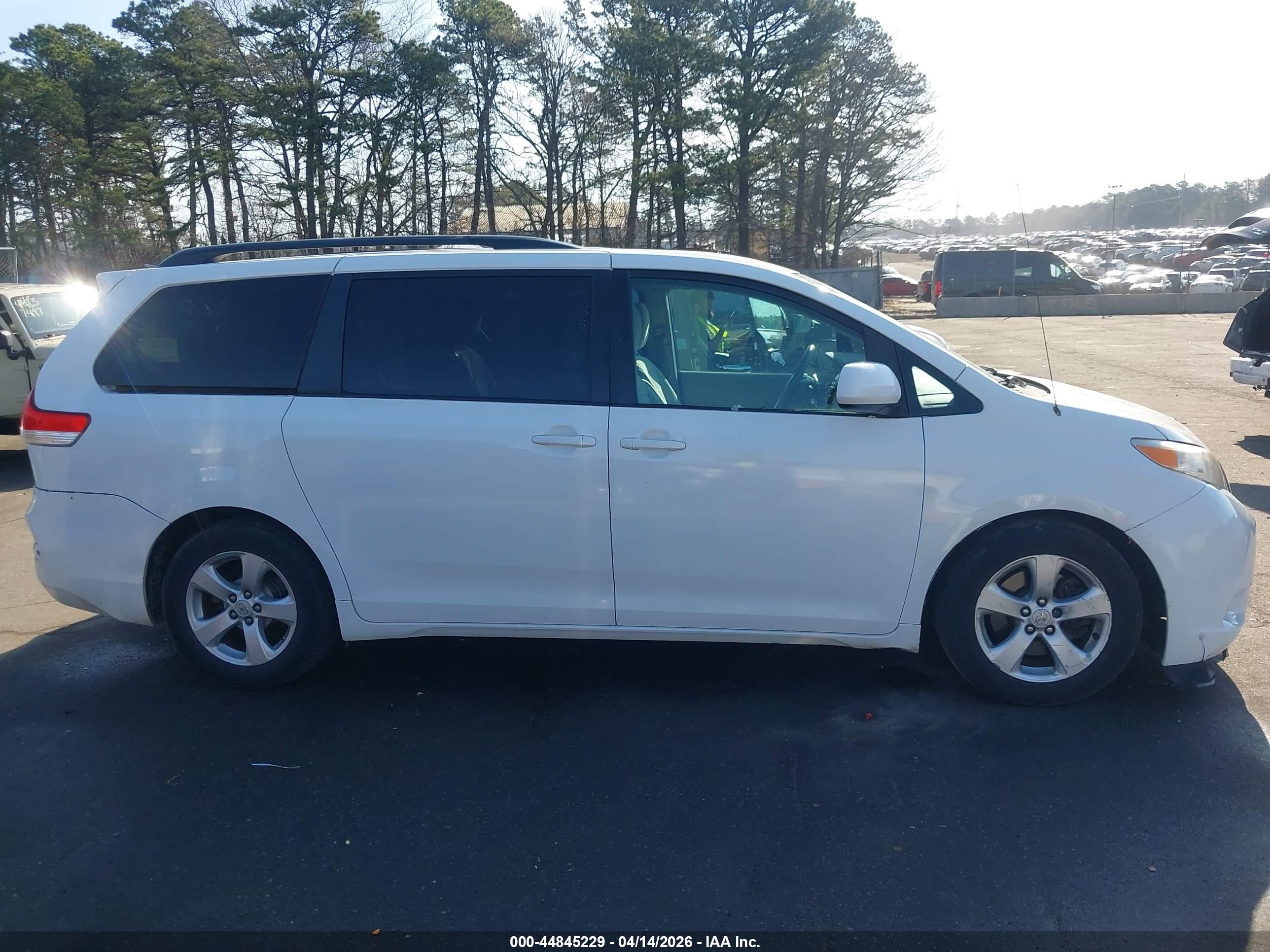 2011 Toyota Sienna Le V6 White vin: 5TDKK3DC1BS079882