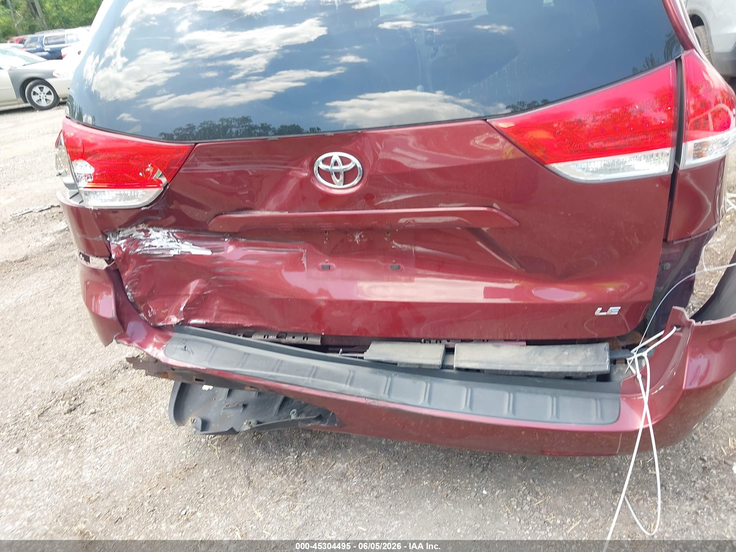 2011 Toyota Sienna Le V6 Maroon vin: 5TDKK3DC1BS080756