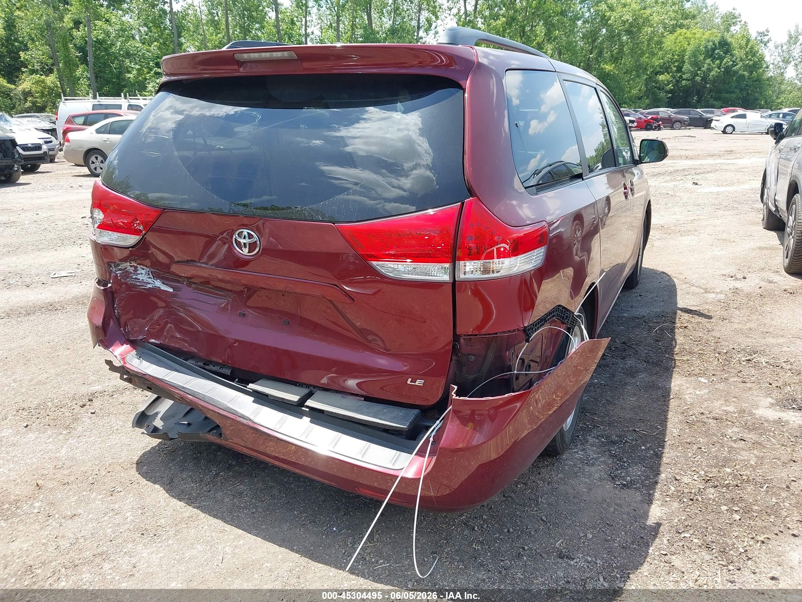 2011 Toyota Sienna Le V6 Maroon vin: 5TDKK3DC1BS080756