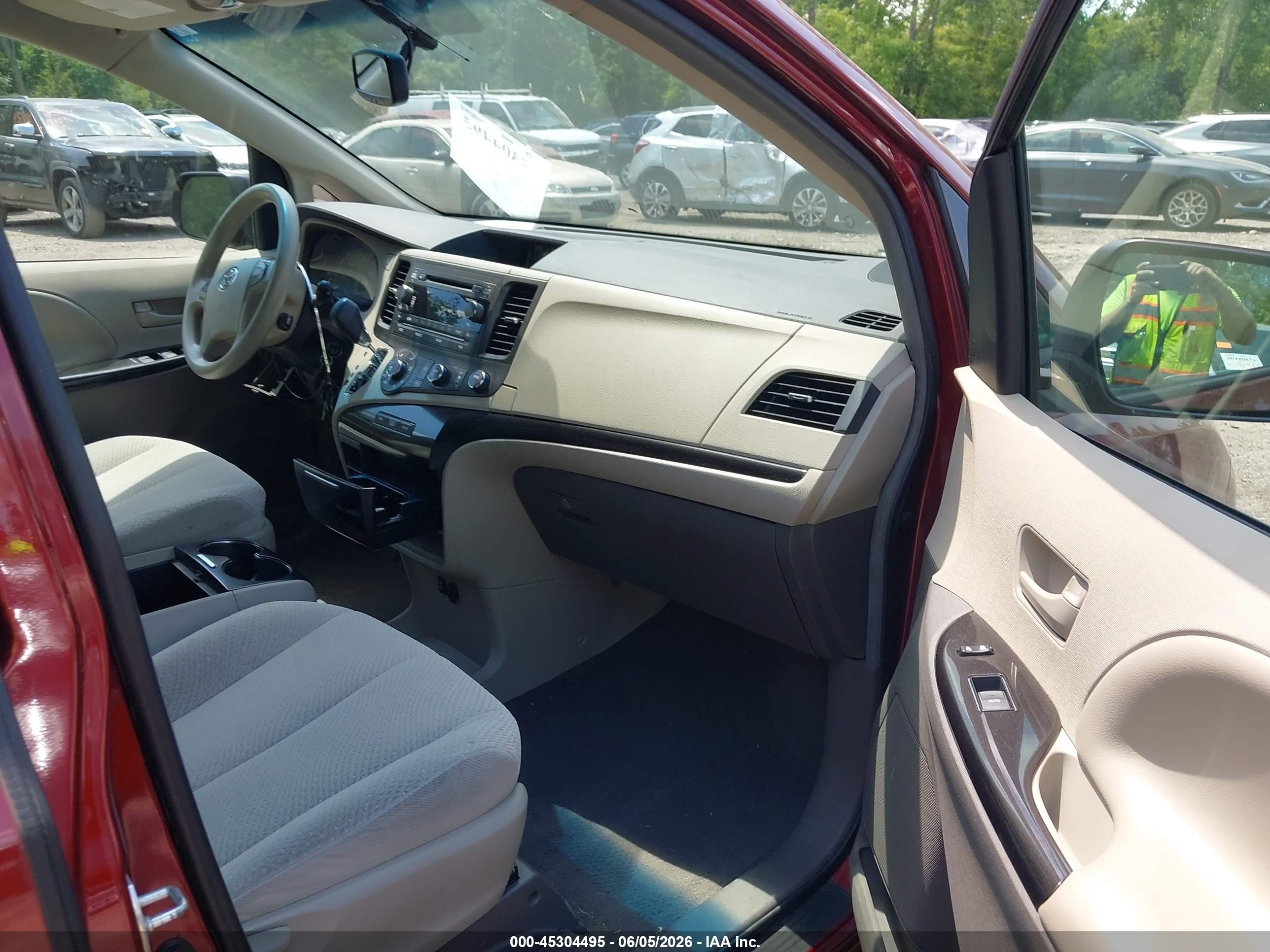 2011 Toyota Sienna Le V6 Maroon vin: 5TDKK3DC1BS080756