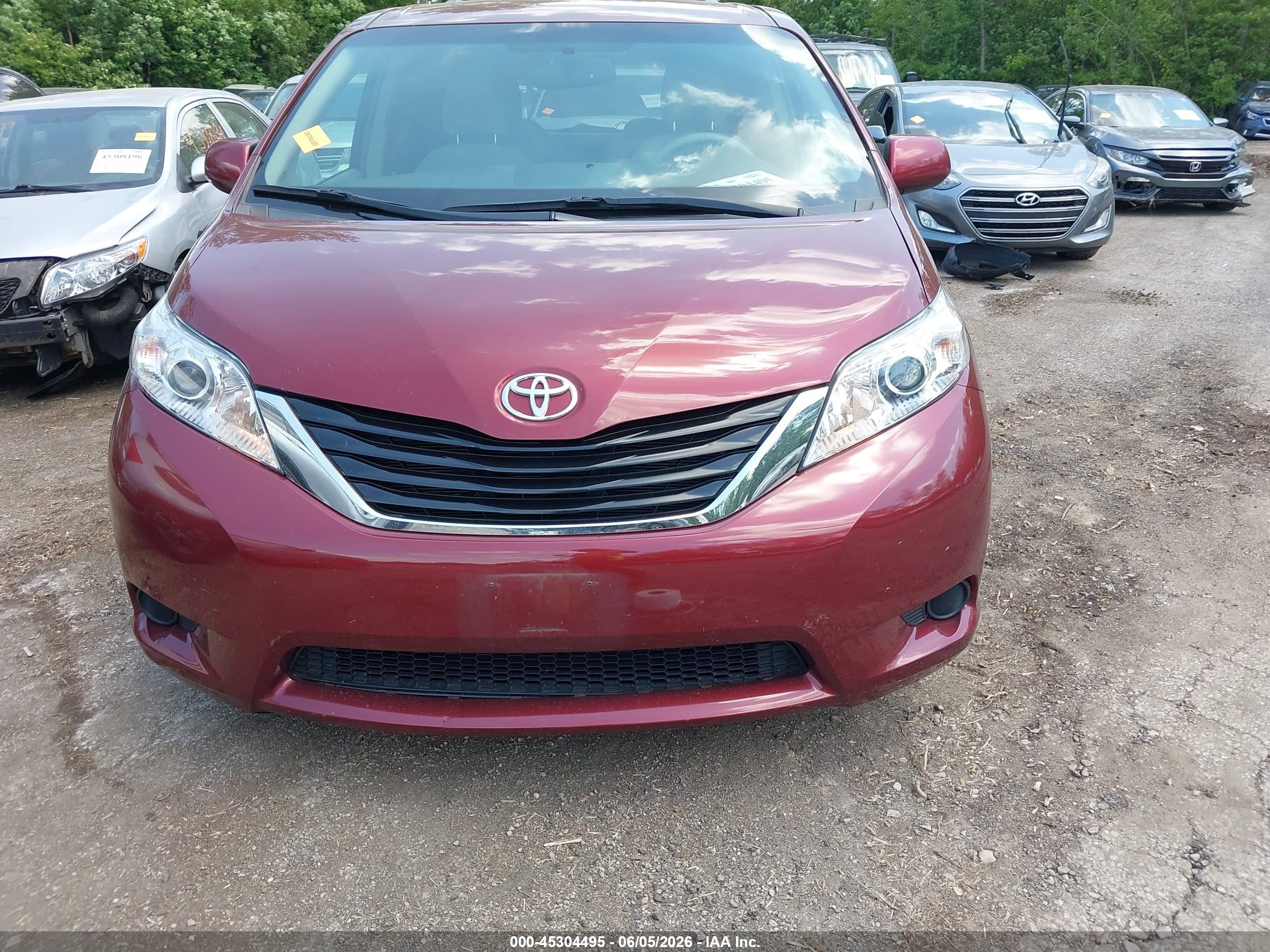 2011 Toyota Sienna Le V6 Maroon vin: 5TDKK3DC1BS080756