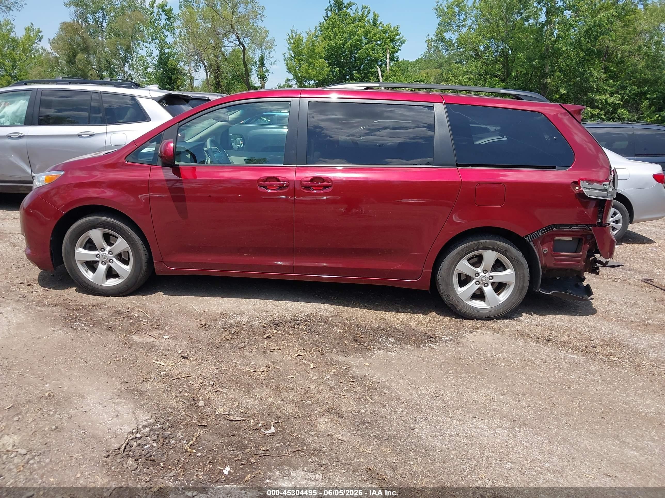2011 Toyota Sienna Le V6 Maroon vin: 5TDKK3DC1BS080756