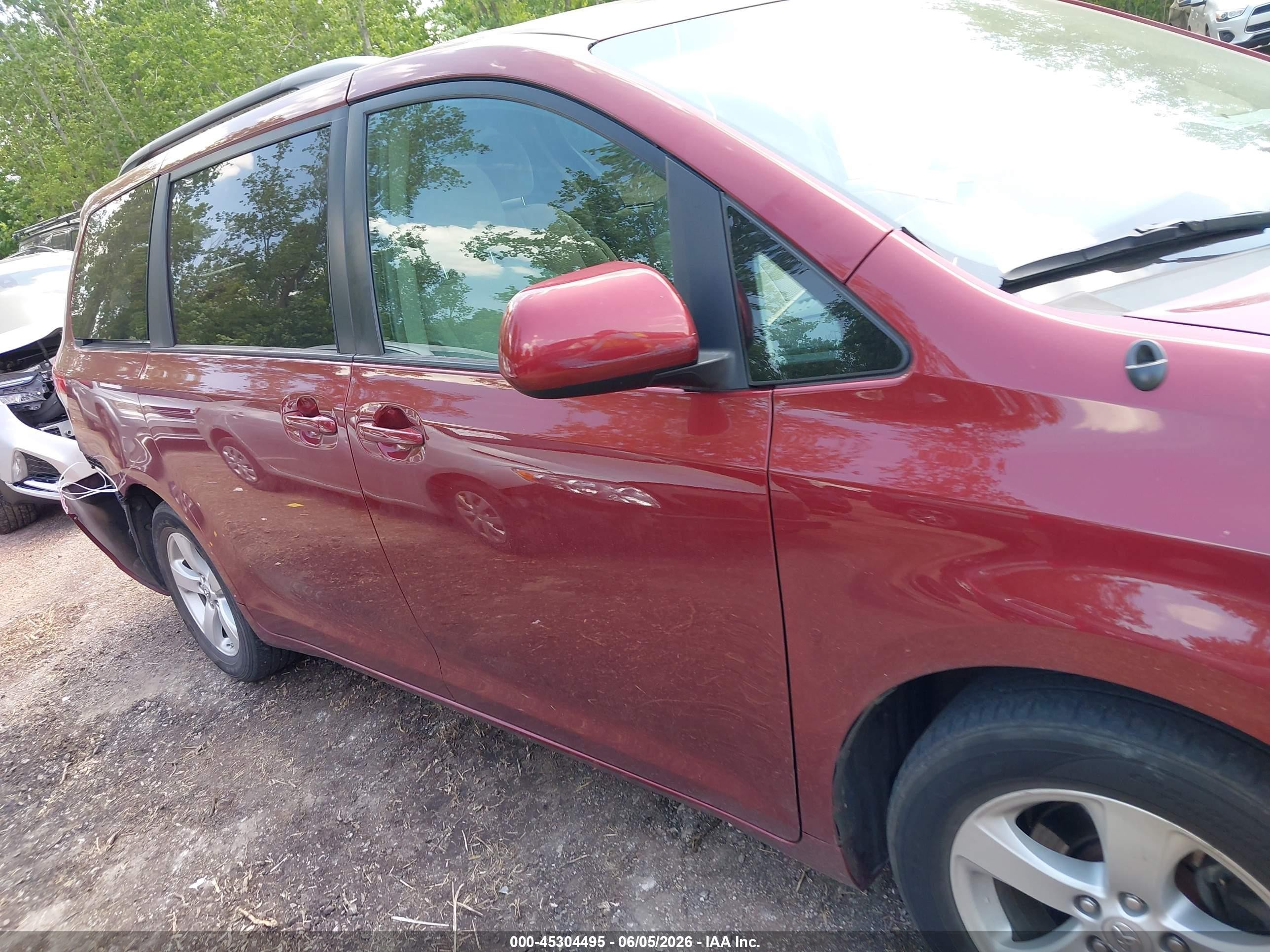 2011 Toyota Sienna Le V6 Maroon vin: 5TDKK3DC1BS080756