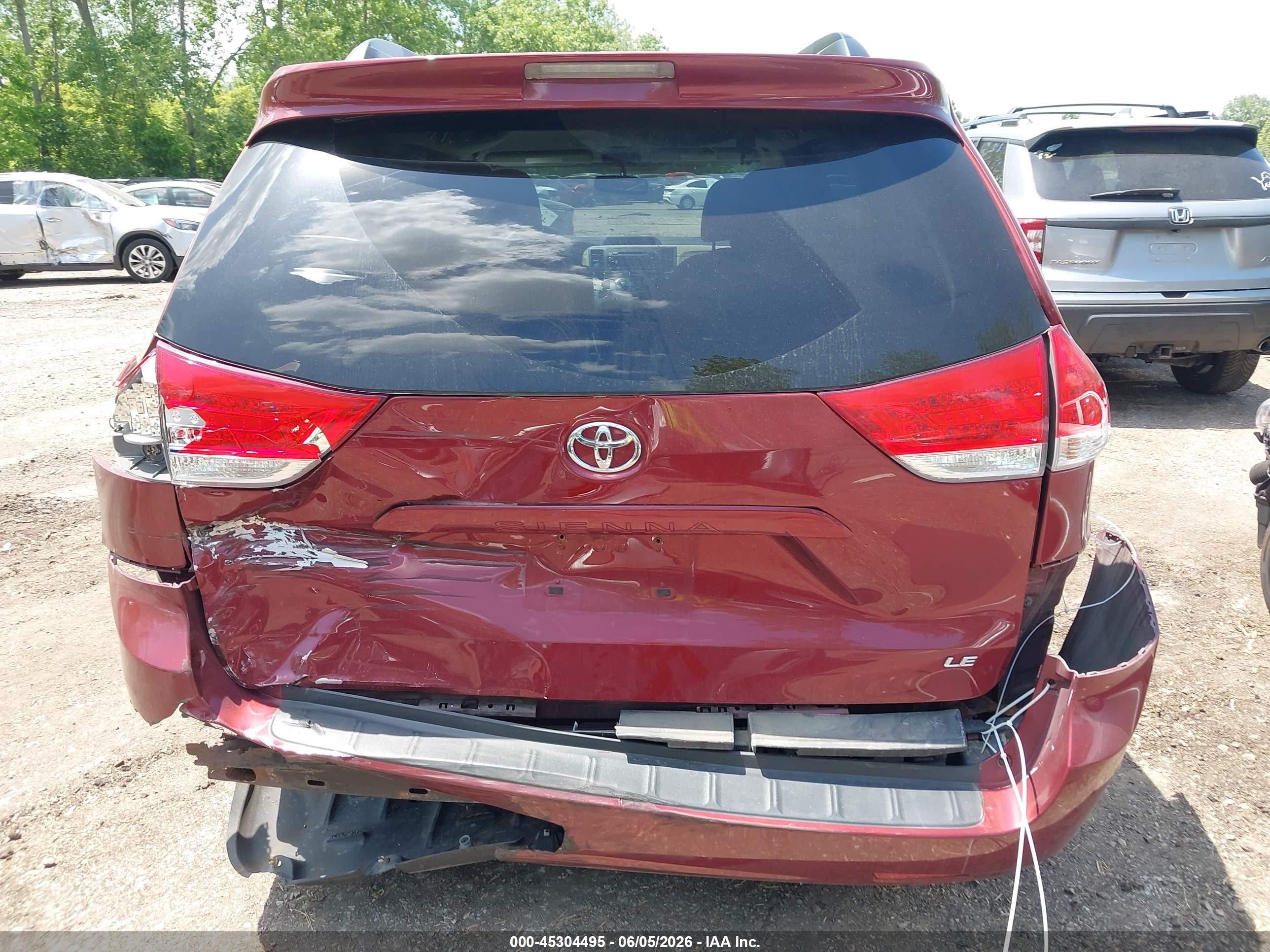 2011 Toyota Sienna Le V6 Maroon vin: 5TDKK3DC1BS080756