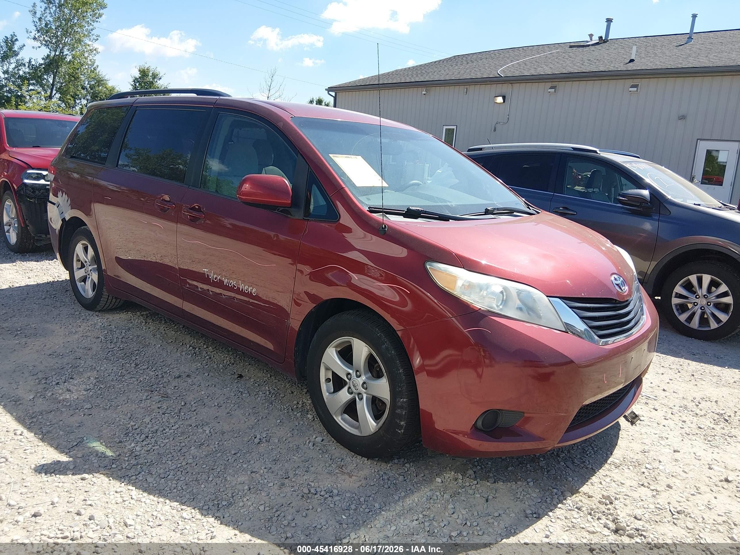 2011 Toyota Sienna Le V6 Red vin: 5TDKK3DC1BS086766