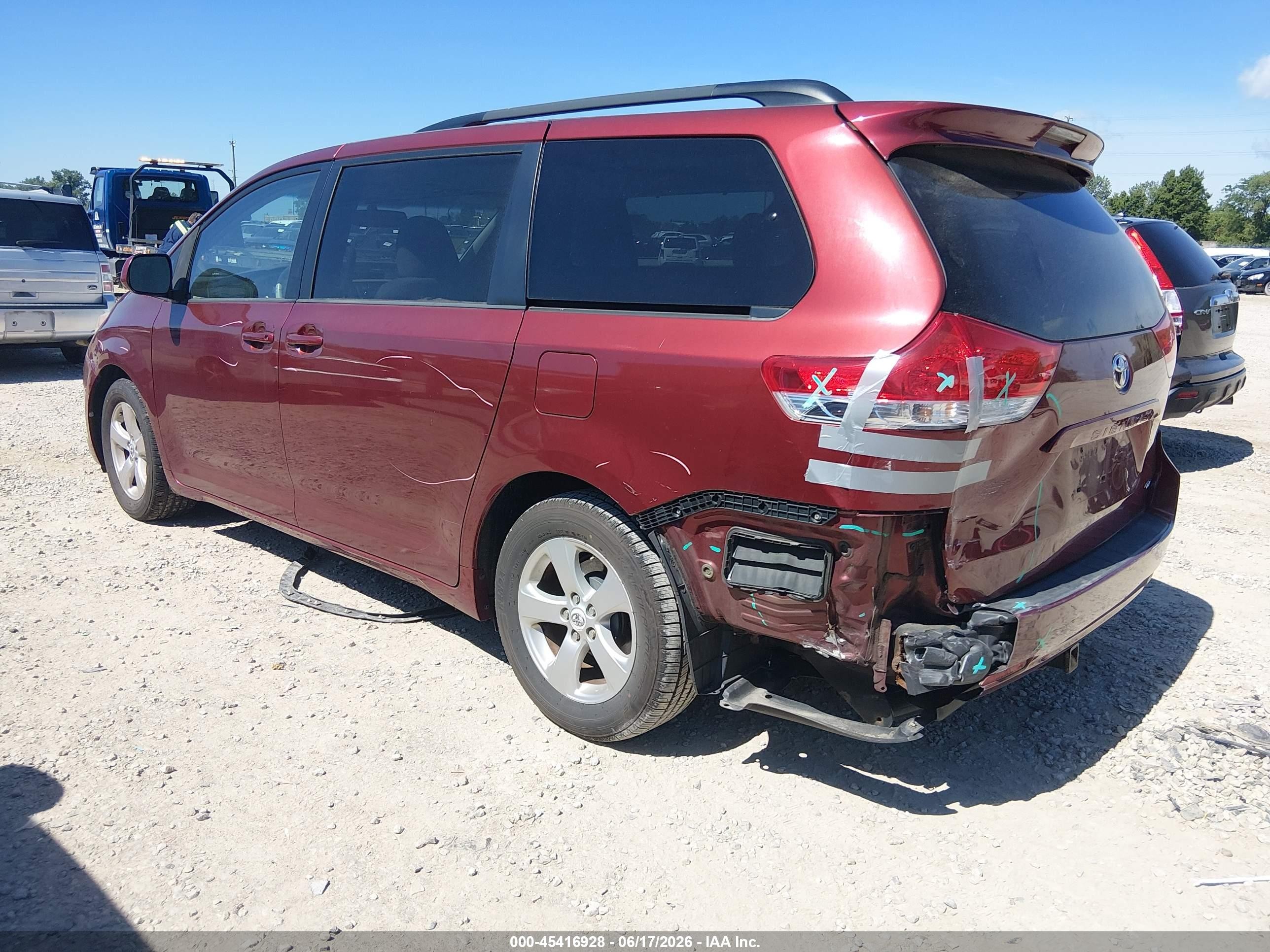 2011 Toyota Sienna Le V6 Red vin: 5TDKK3DC1BS086766