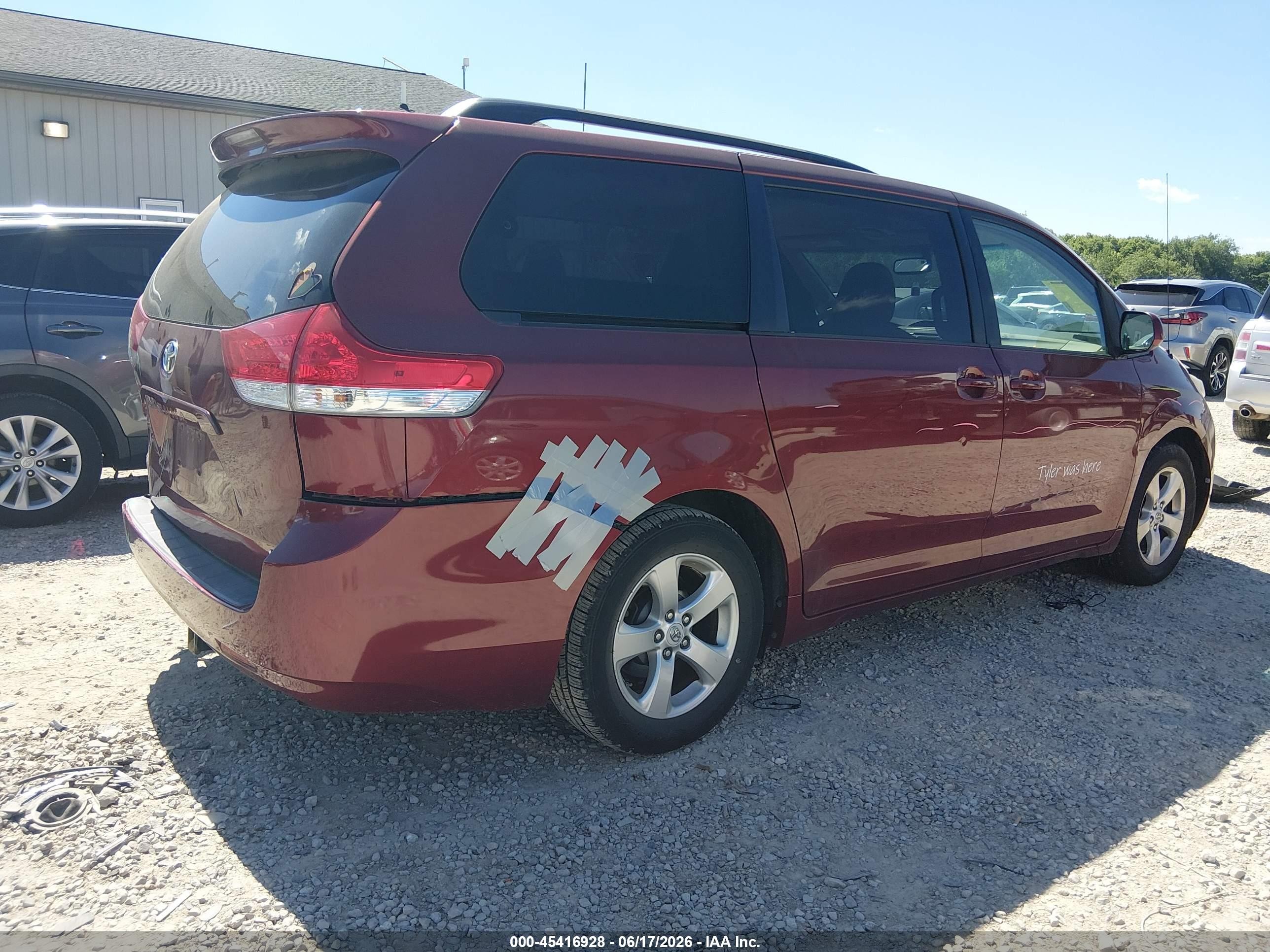 2011 Toyota Sienna Le V6 Red vin: 5TDKK3DC1BS086766