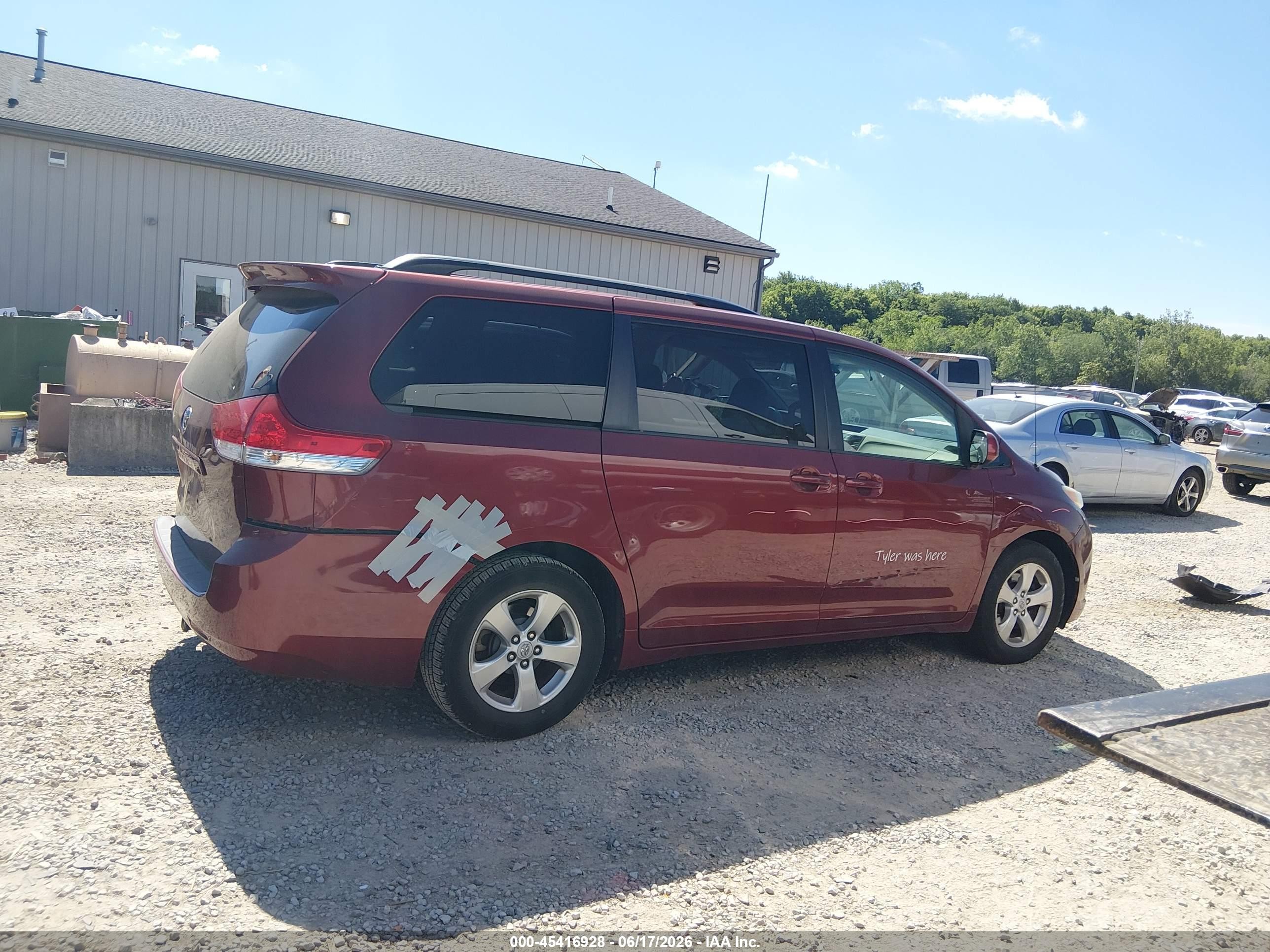 2011 Toyota Sienna Le V6 Red vin: 5TDKK3DC1BS086766