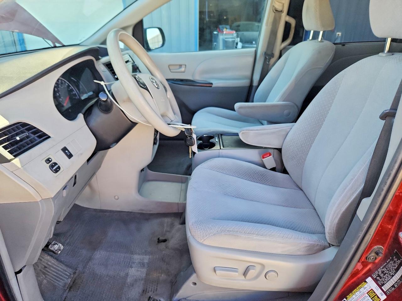 2011 Toyota Sienna Le Красный vin: 5TDKK3DC1BS088470