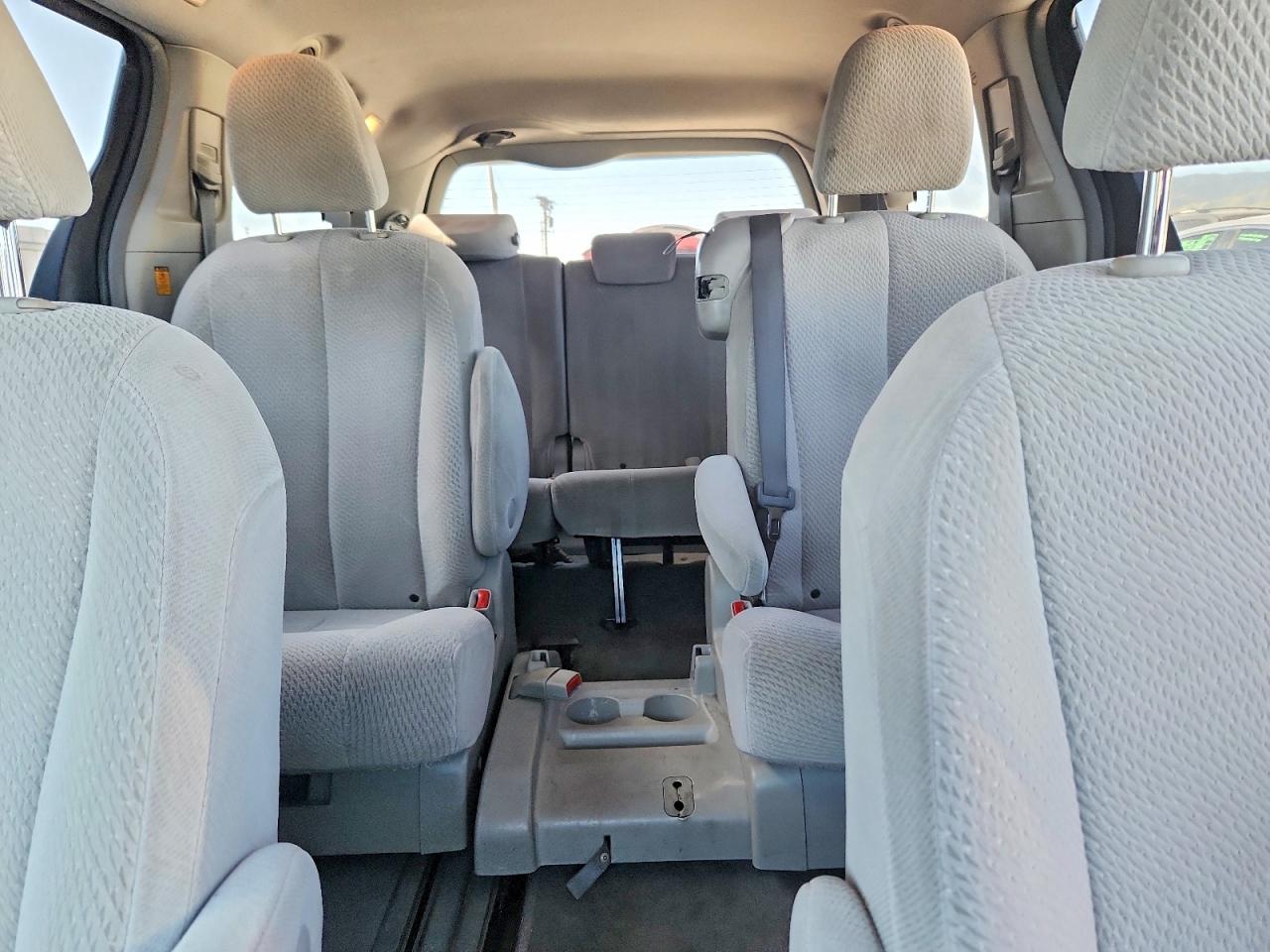2011 Toyota Sienna Le Красный vin: 5TDKK3DC1BS088470