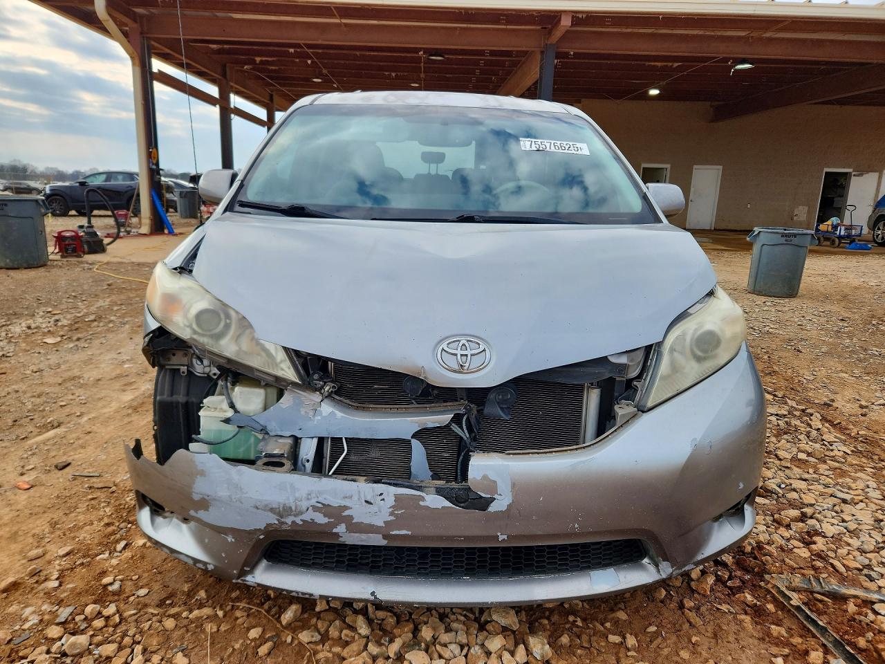 2011 Toyota Sienna Le Silver vin: 5TDKK3DC1BS114193