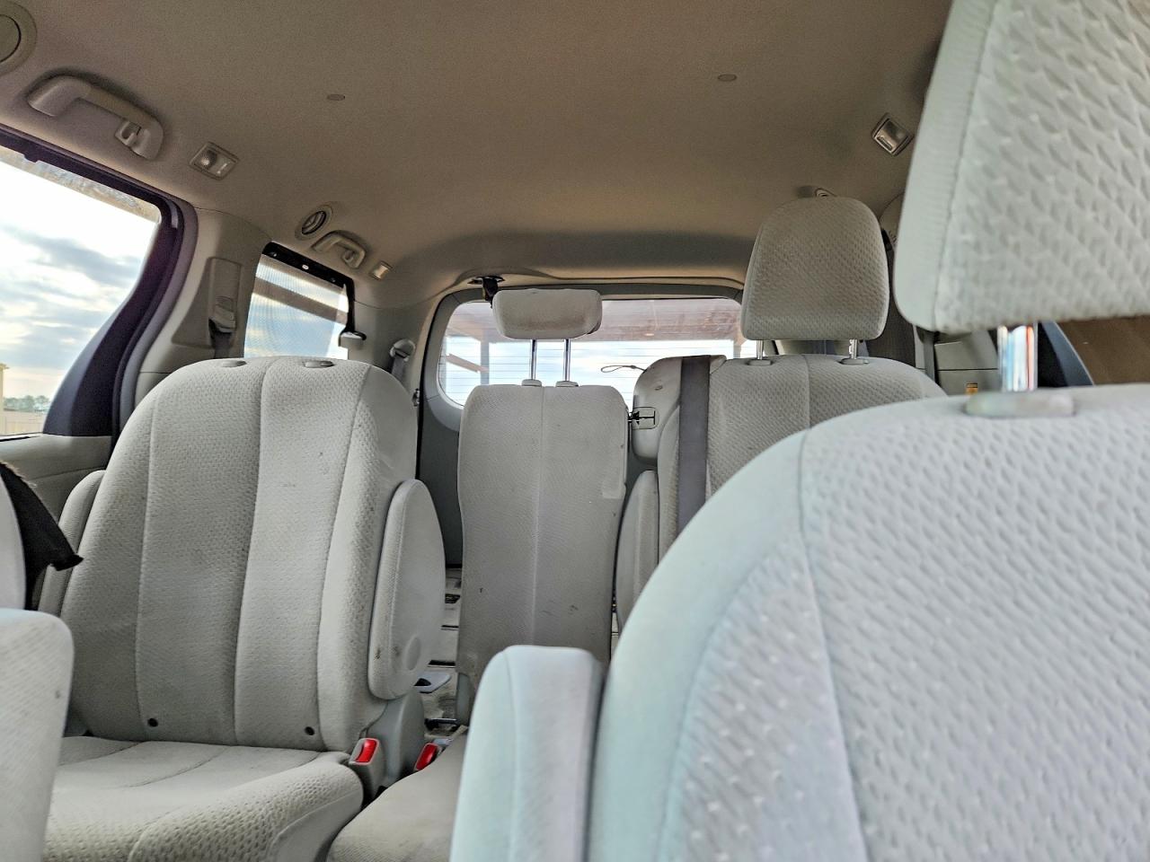 2011 Toyota Sienna Le Silver vin: 5TDKK3DC1BS114193