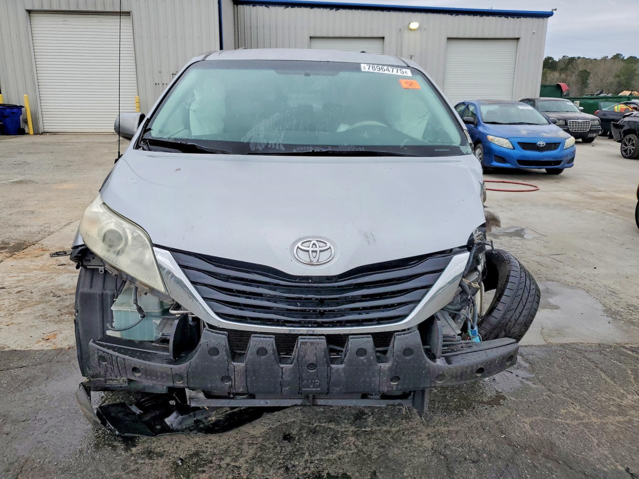 2011 Toyota Sienna Le 8-passenger Silver vin: 5TDKK3DC1BS114663
