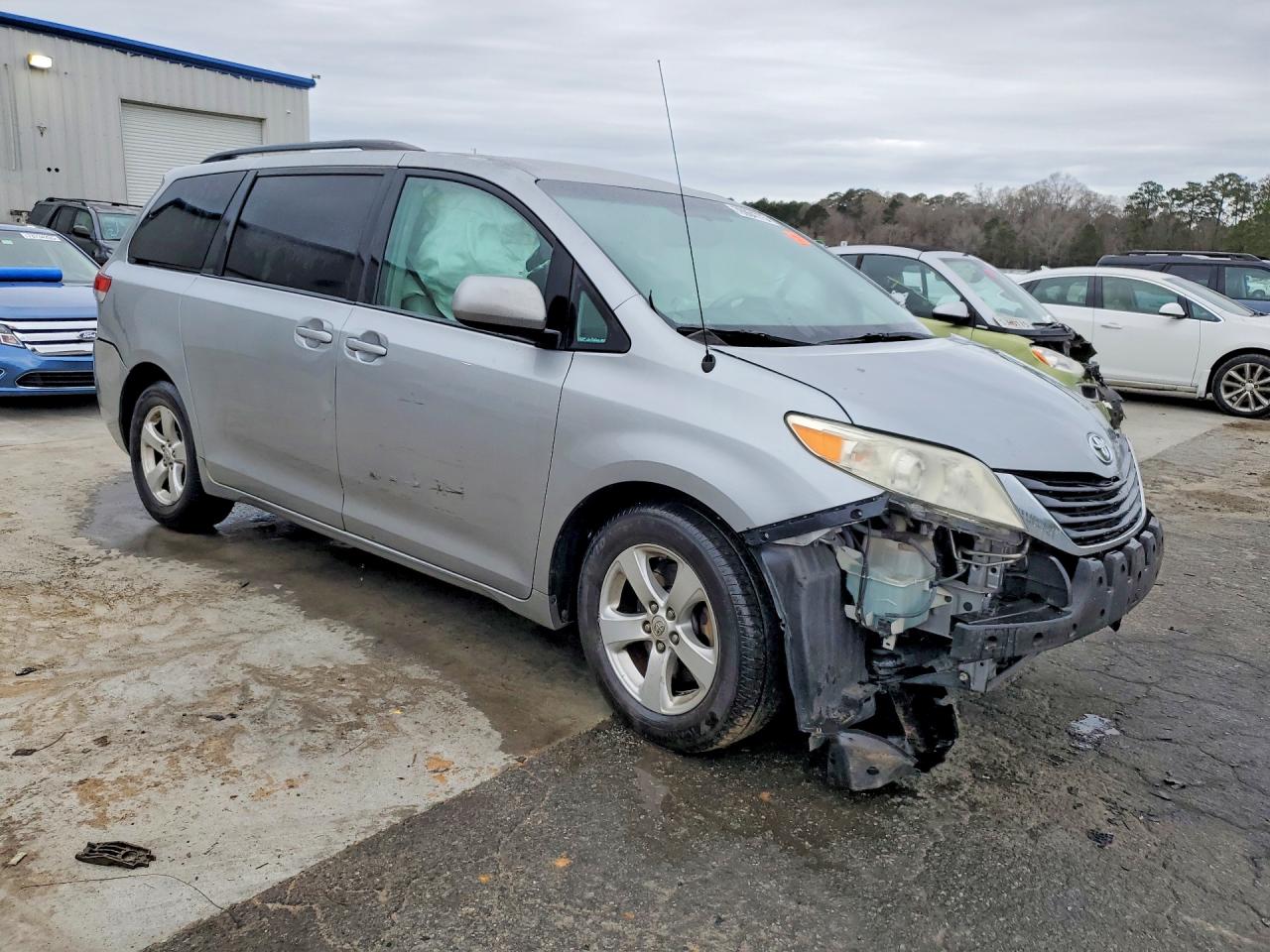 2011 Toyota Sienna Le 8-passenger Silver vin: 5TDKK3DC1BS114663