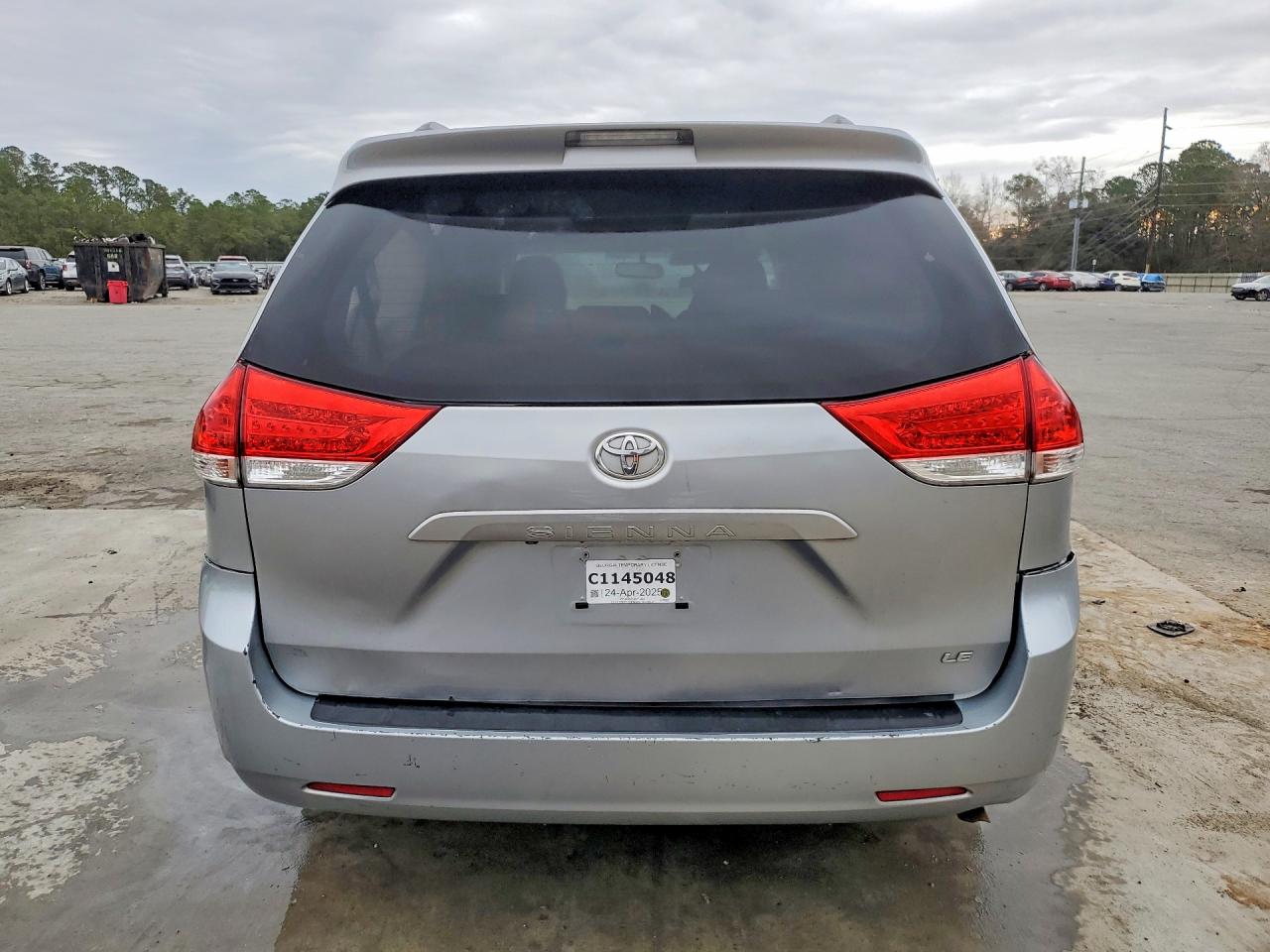 2011 Toyota Sienna Le 8-passenger Silver vin: 5TDKK3DC1BS114663