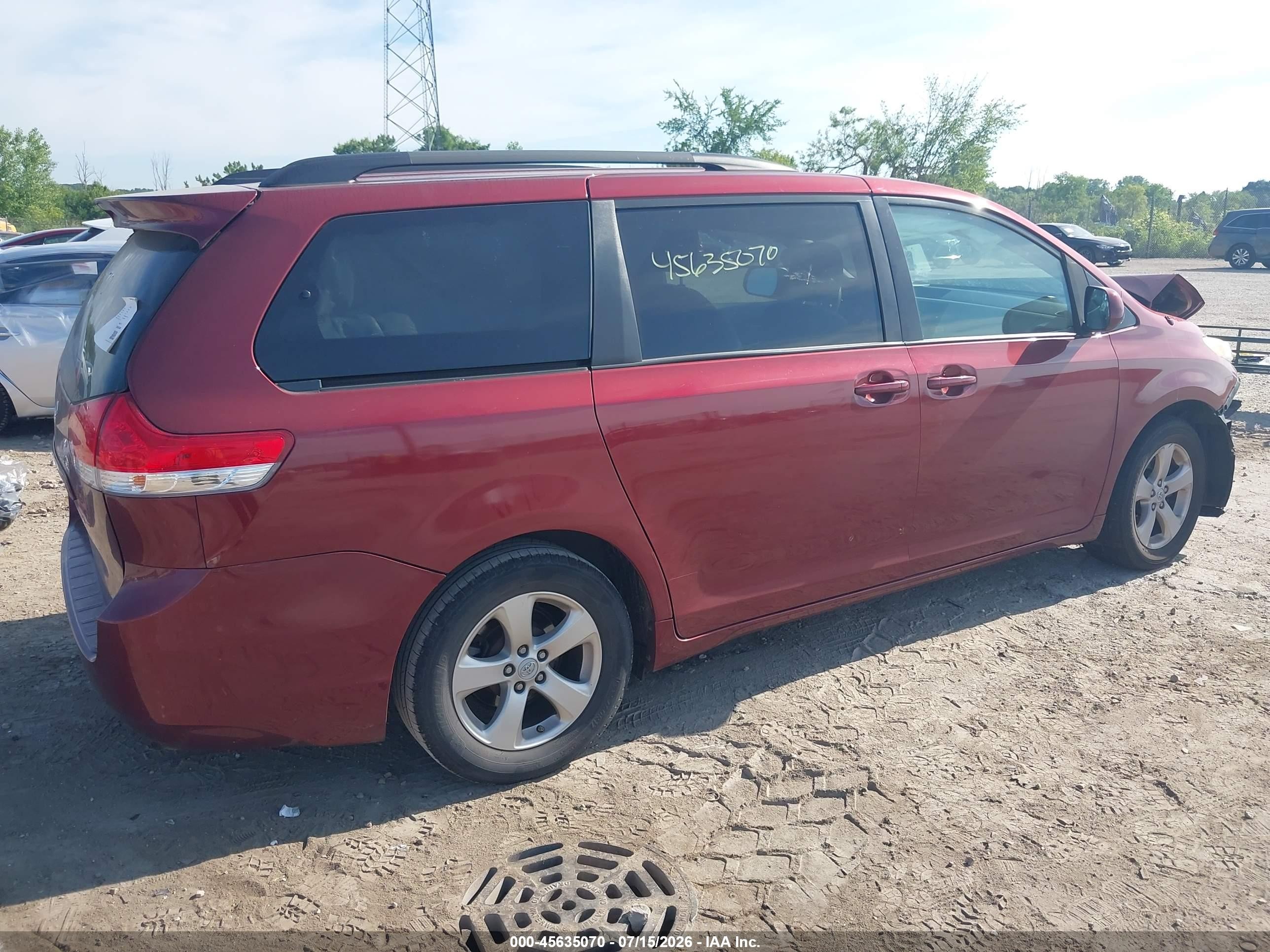 2011 Toyota Sienna Le V6 Red vin: 5TDKK3DC1BS118728