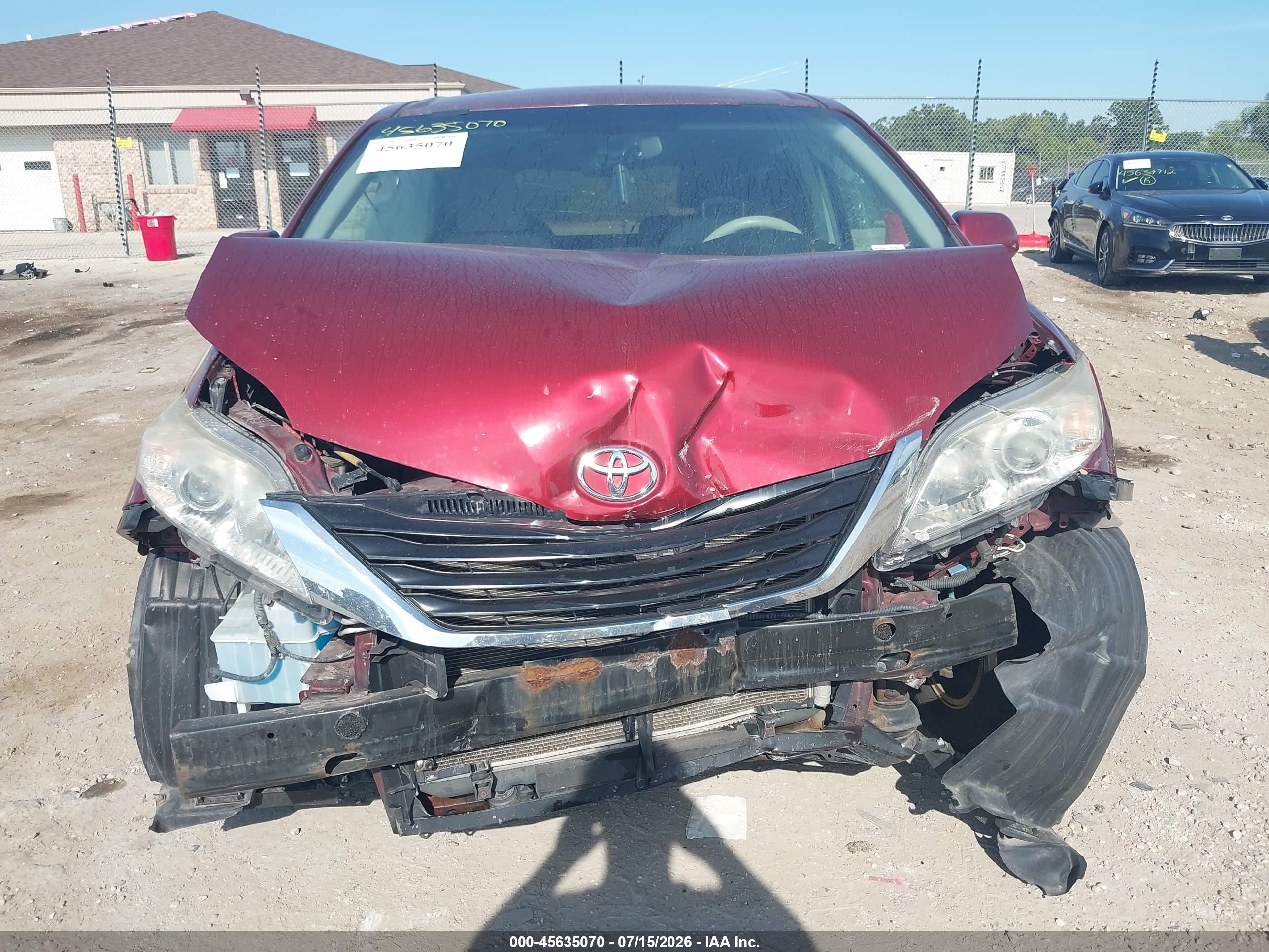 2011 Toyota Sienna Le V6 Red vin: 5TDKK3DC1BS118728