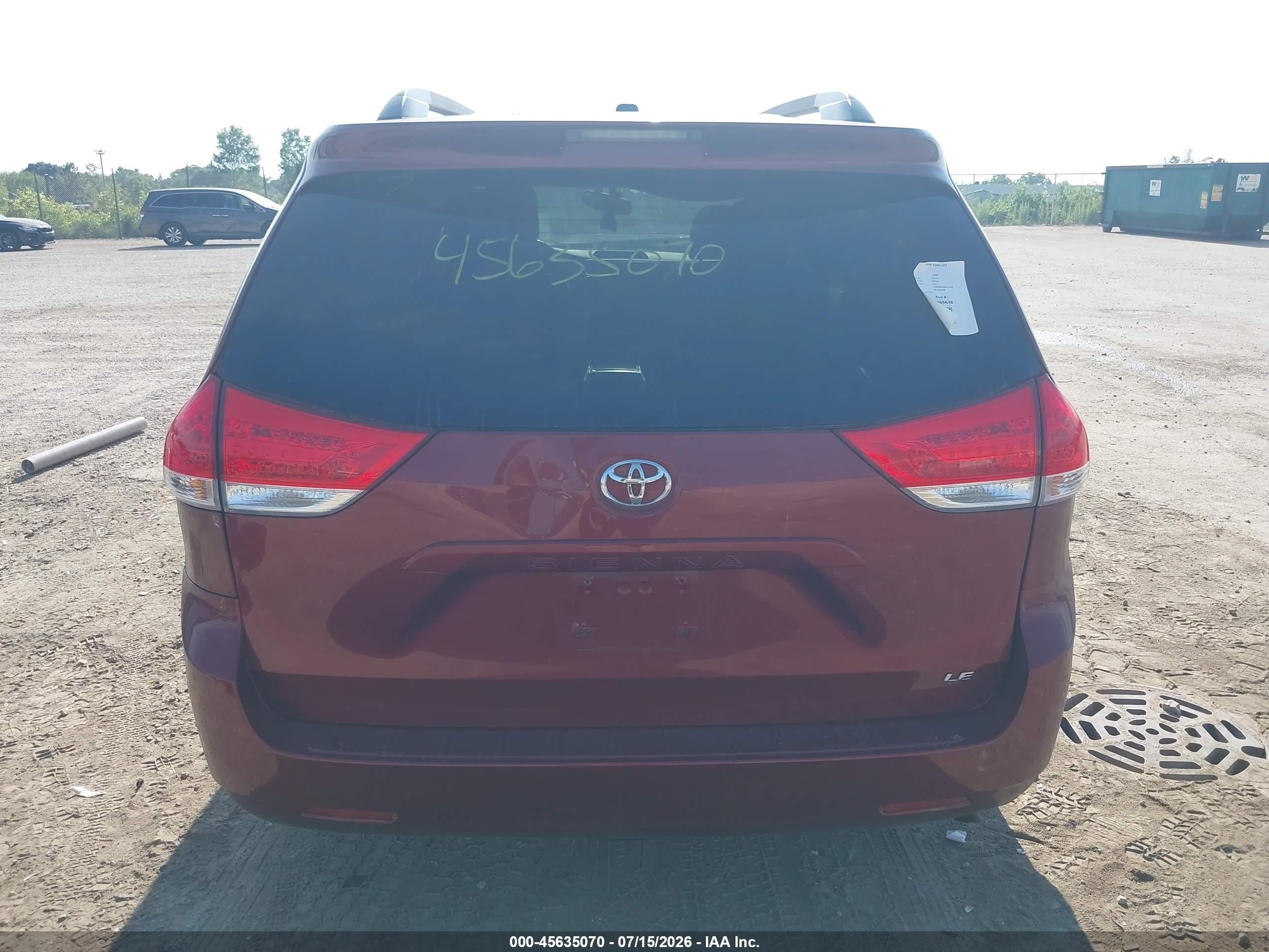 2011 Toyota Sienna Le V6 Red vin: 5TDKK3DC1BS118728