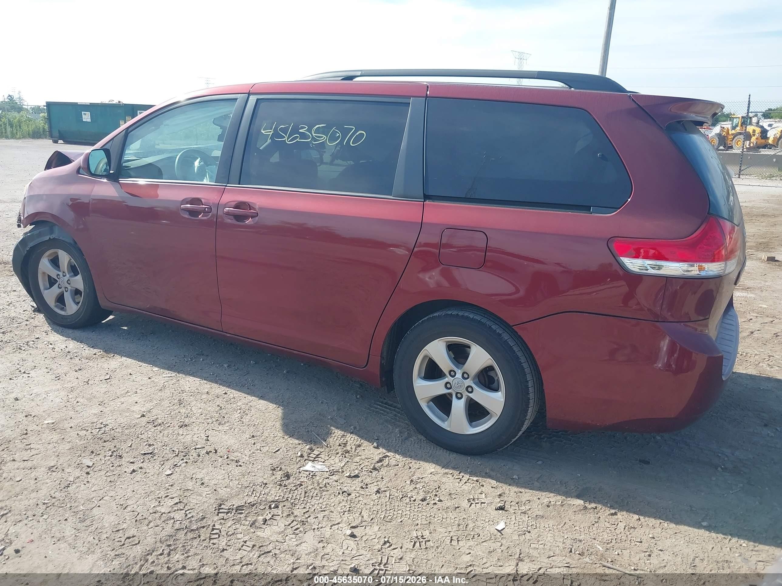 2011 Toyota Sienna Le V6 Red vin: 5TDKK3DC1BS118728
