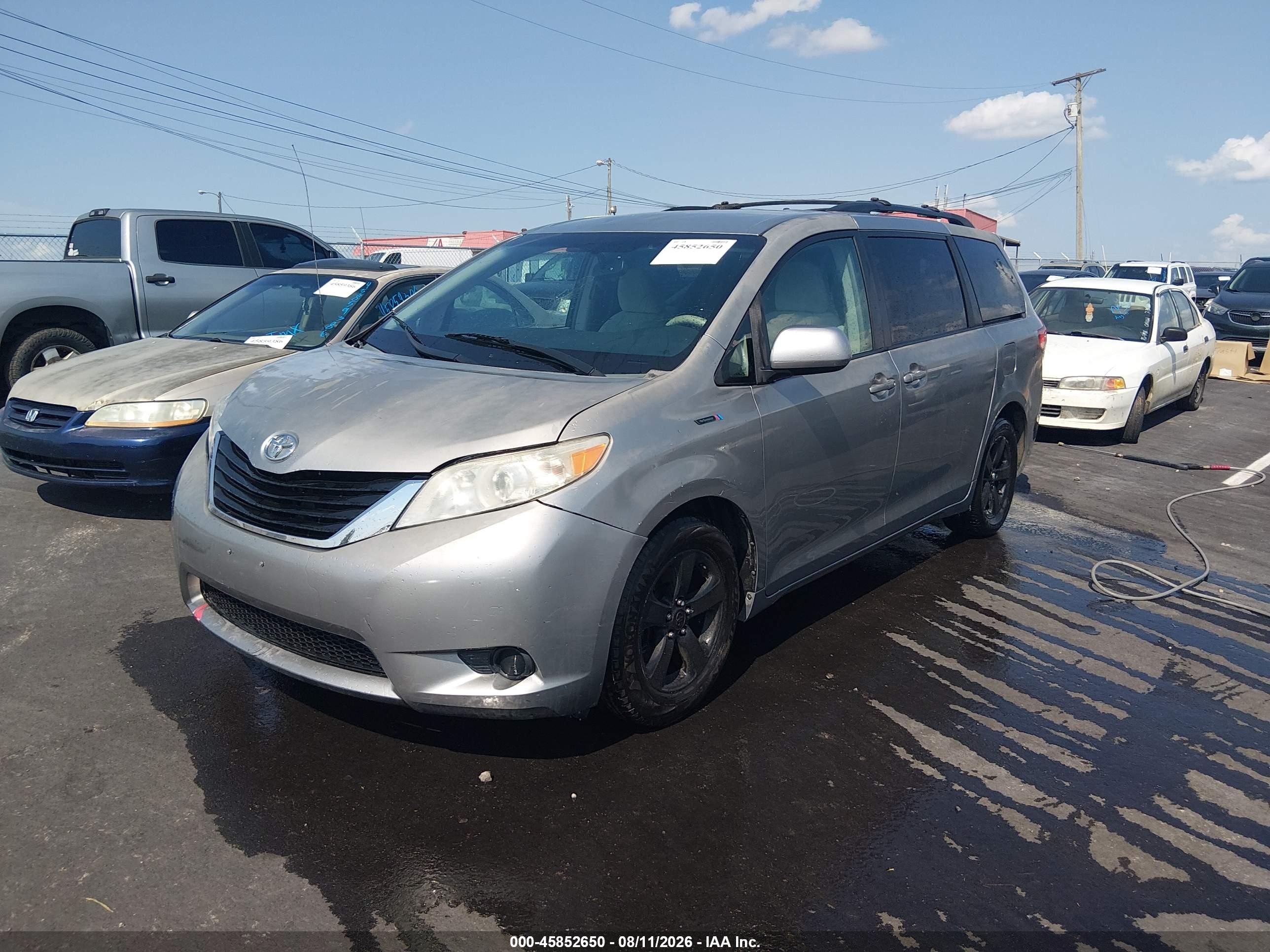 2011 Toyota Sienna Le V6 Серебряный vin: 5TDKK3DC1BS142768