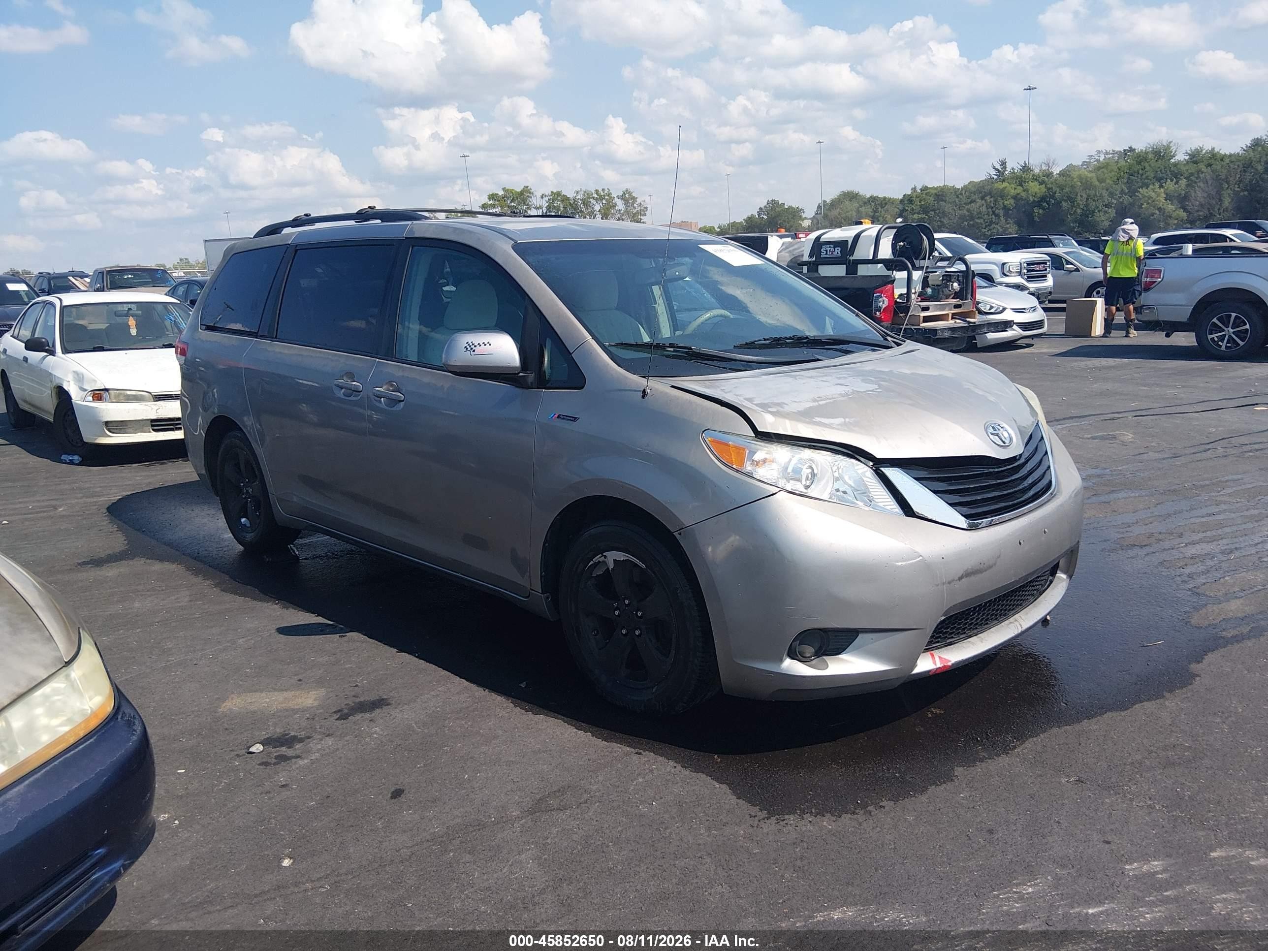 2011 Toyota Sienna Le V6 Серебряный vin: 5TDKK3DC1BS142768