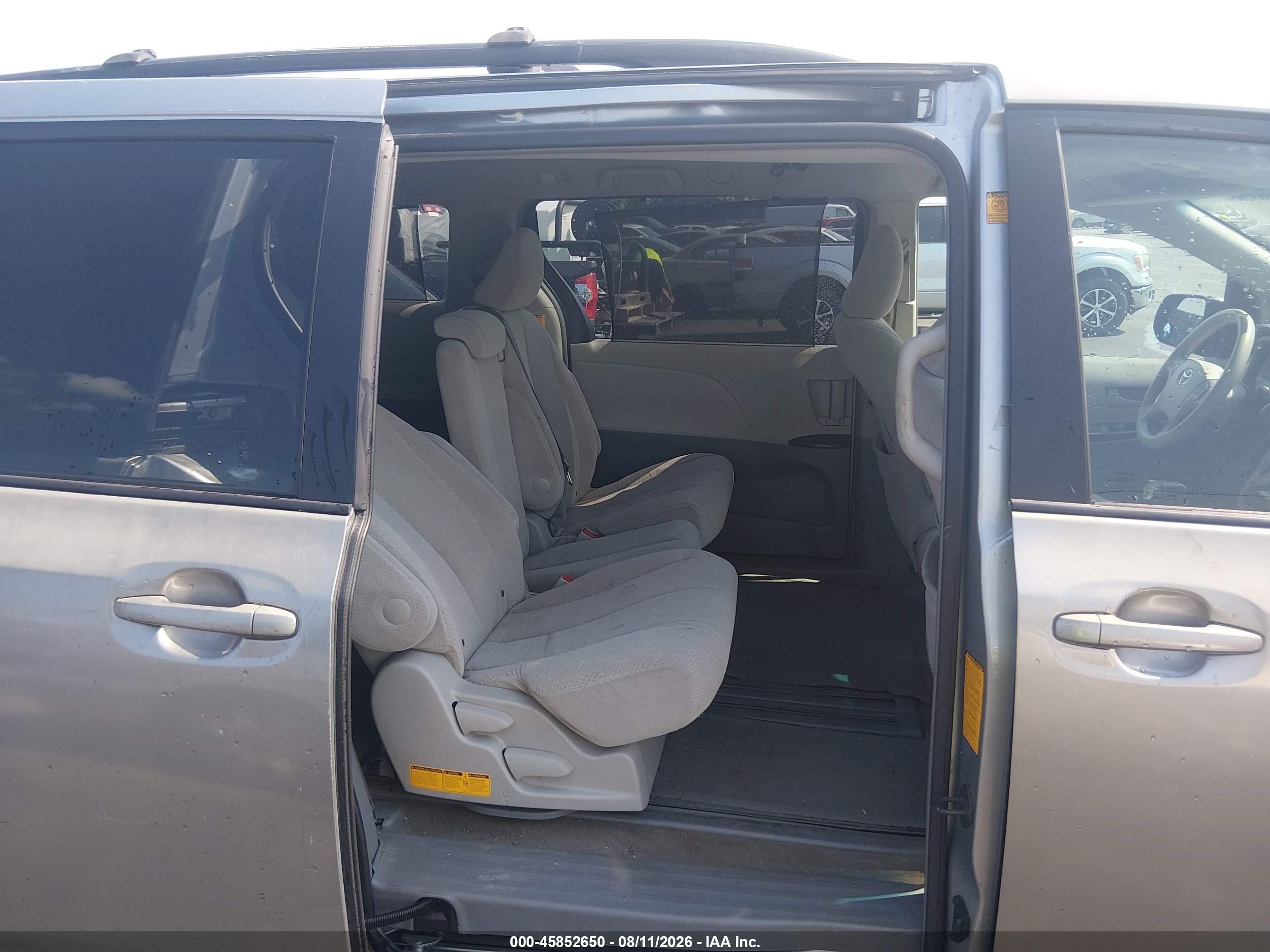 2011 Toyota Sienna Le V6 Серебряный vin: 5TDKK3DC1BS142768