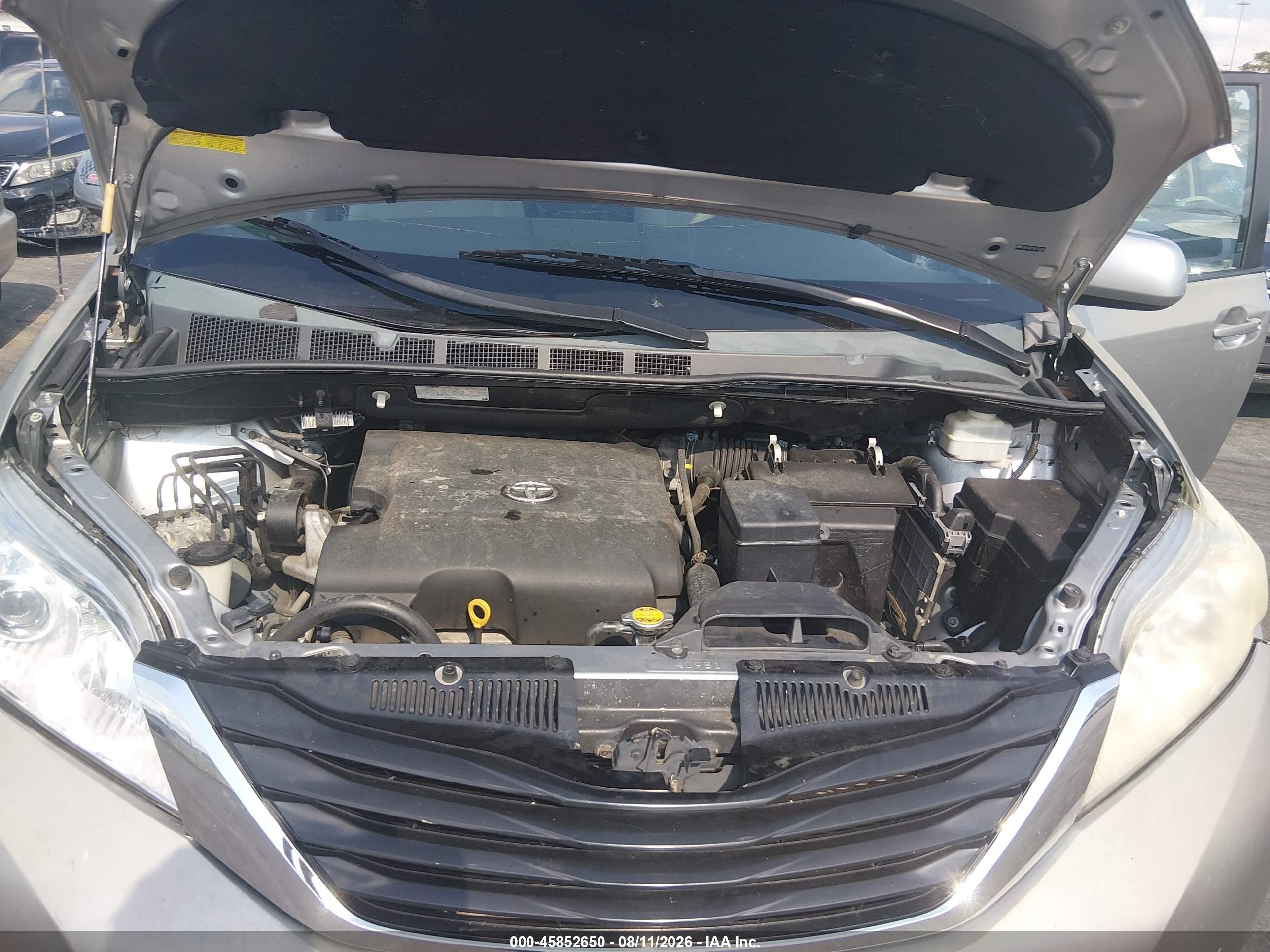 2011 Toyota Sienna Le V6 Серебряный vin: 5TDKK3DC1BS142768