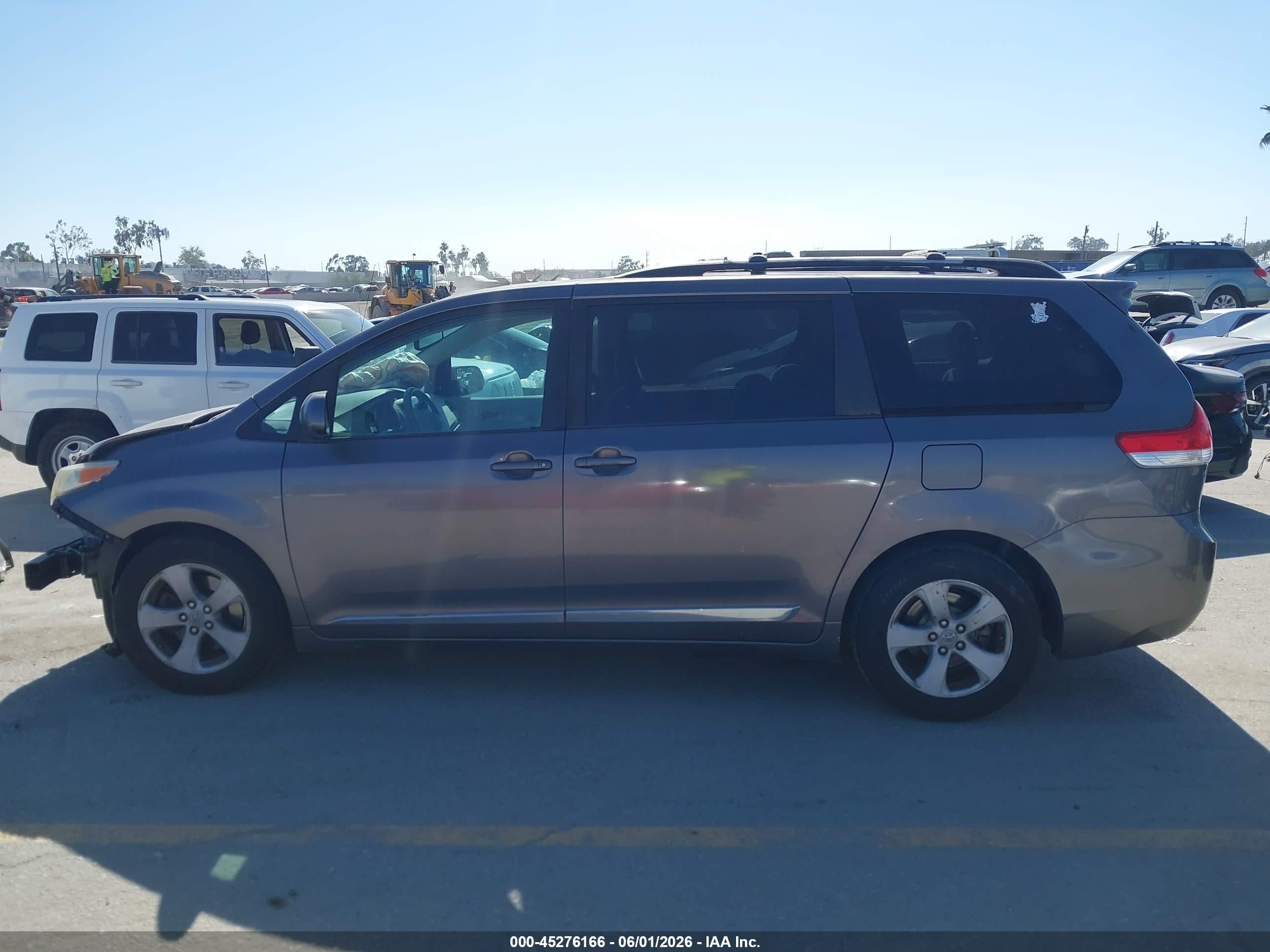 2011 Toyota Sienna Le V6 Gray vin: 5TDKK3DC1BS150353