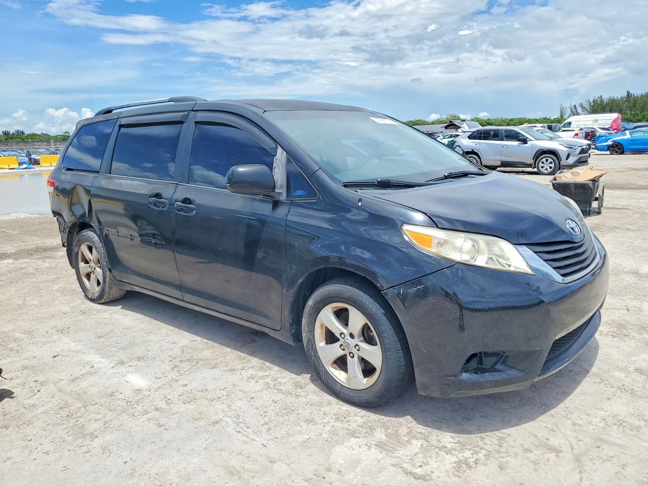 2011 Toyota Sienna Le Black vin: 5TDKK3DC1BS151289