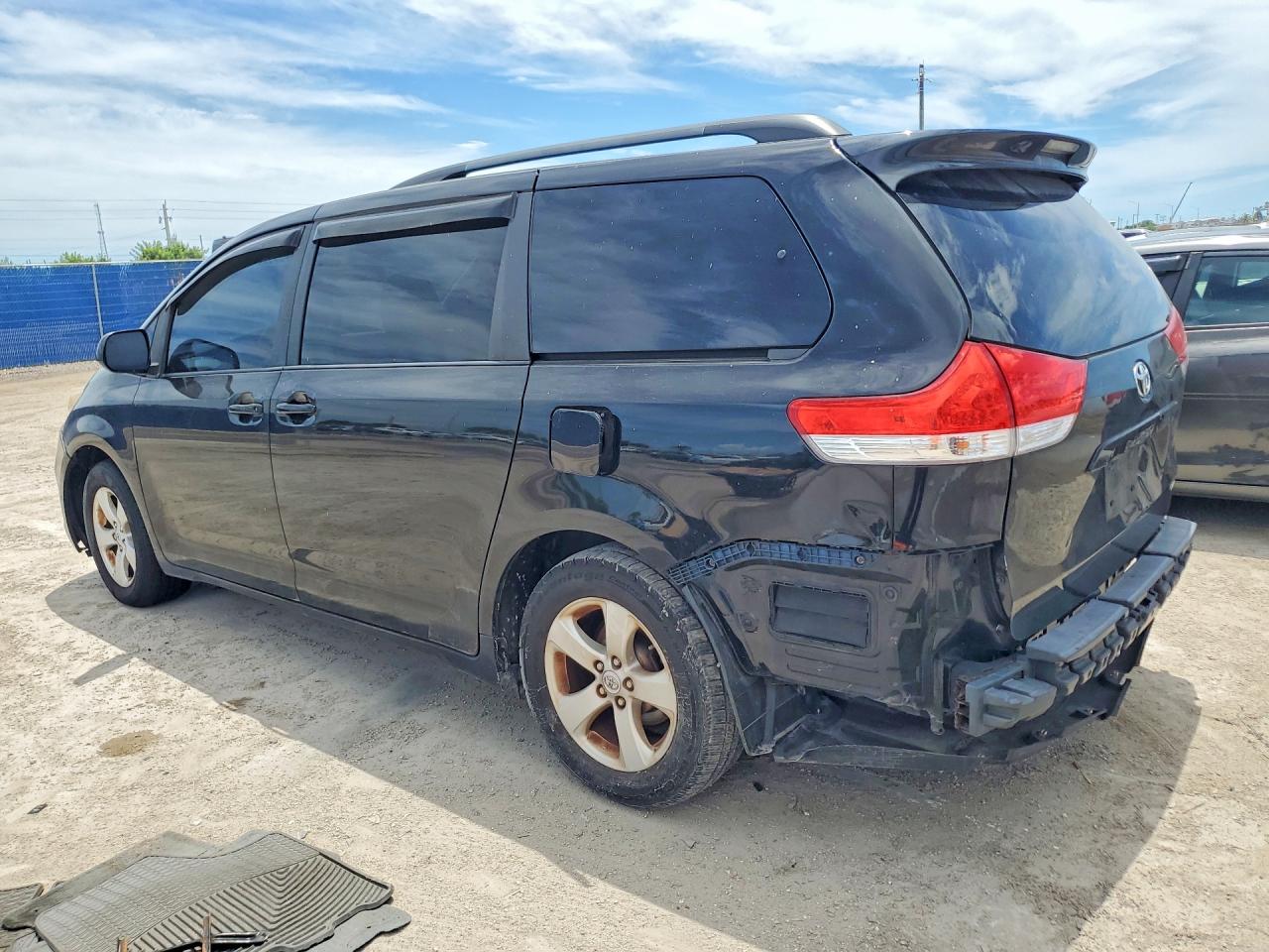 2011 Toyota Sienna Le Black vin: 5TDKK3DC1BS151289