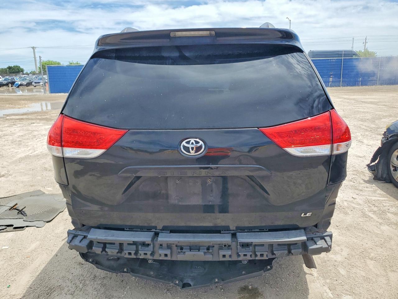 2011 Toyota Sienna Le Black vin: 5TDKK3DC1BS151289