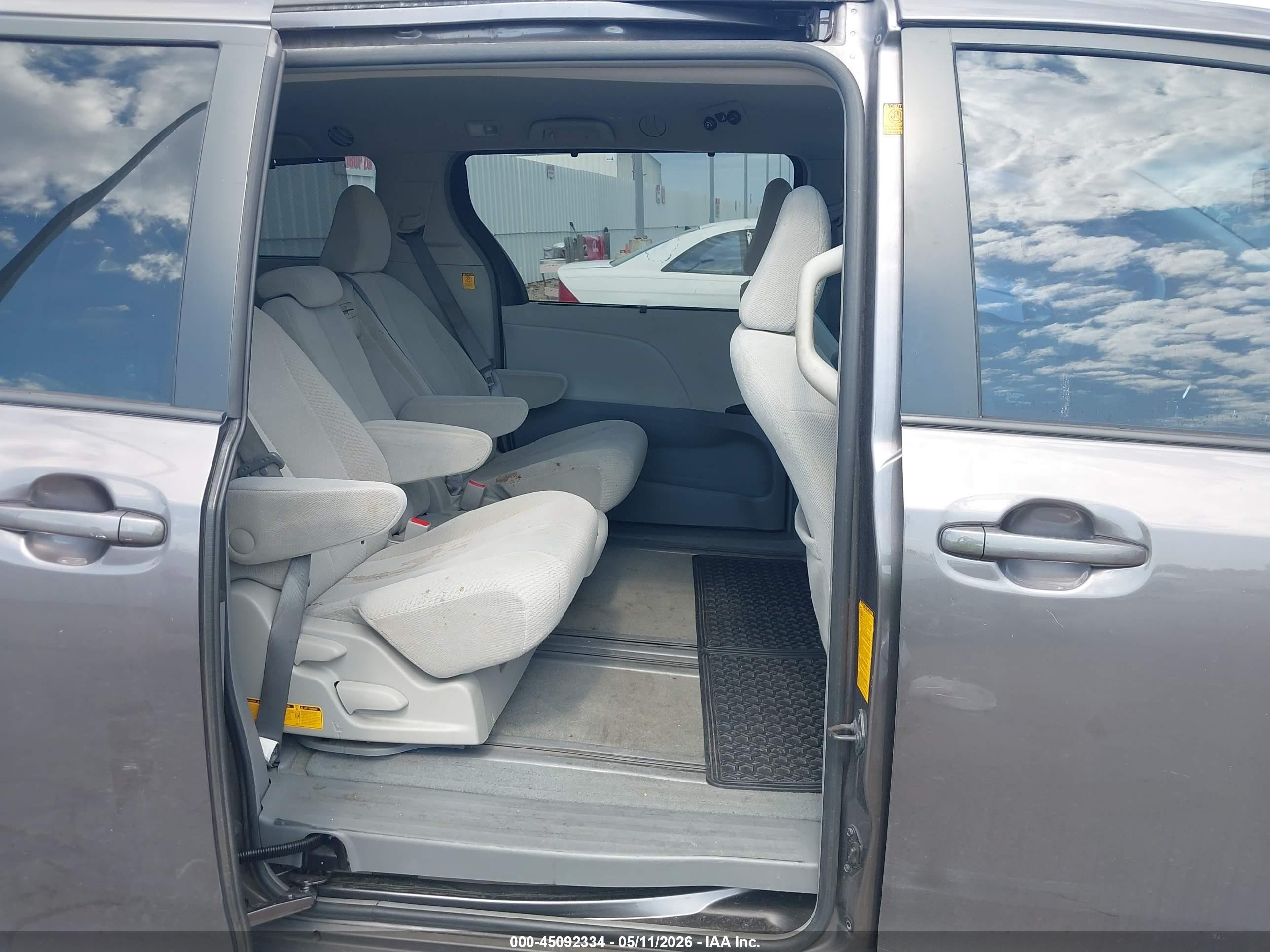 2011 Toyota Sienna Le V6 Gray vin: 5TDKK3DC1BS153365