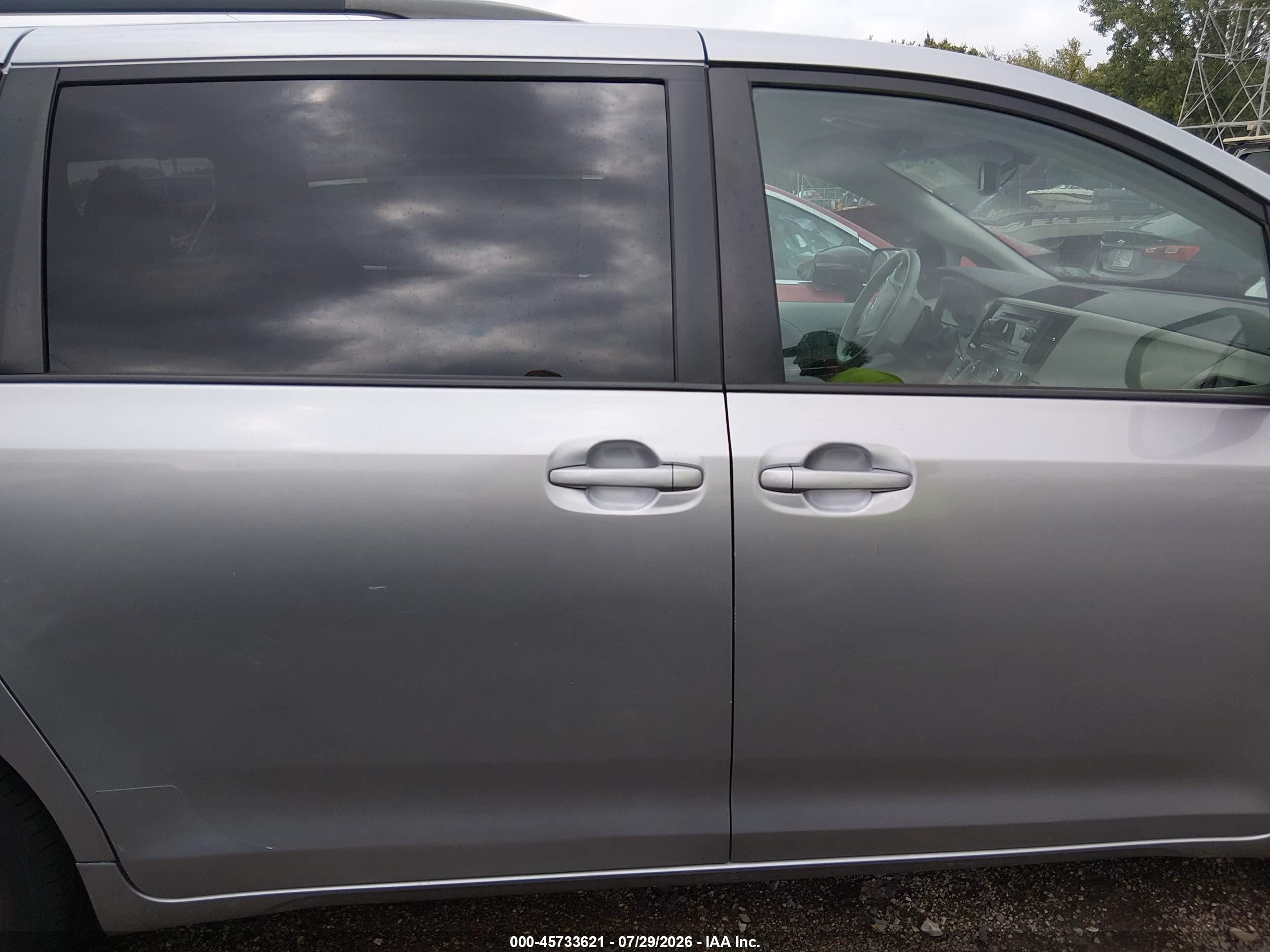 2011 Toyota Sienna Le V6 Silver vin: 5TDKK3DC1BS172949