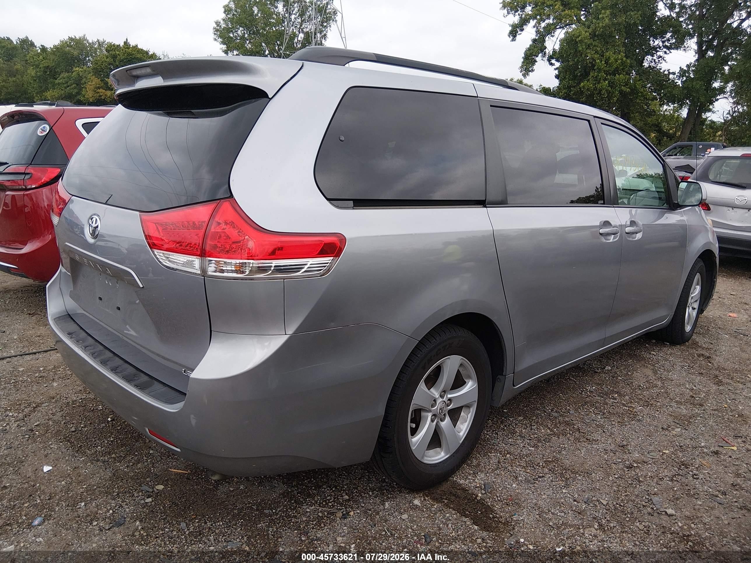 2011 Toyota Sienna Le V6 Silver vin: 5TDKK3DC1BS172949