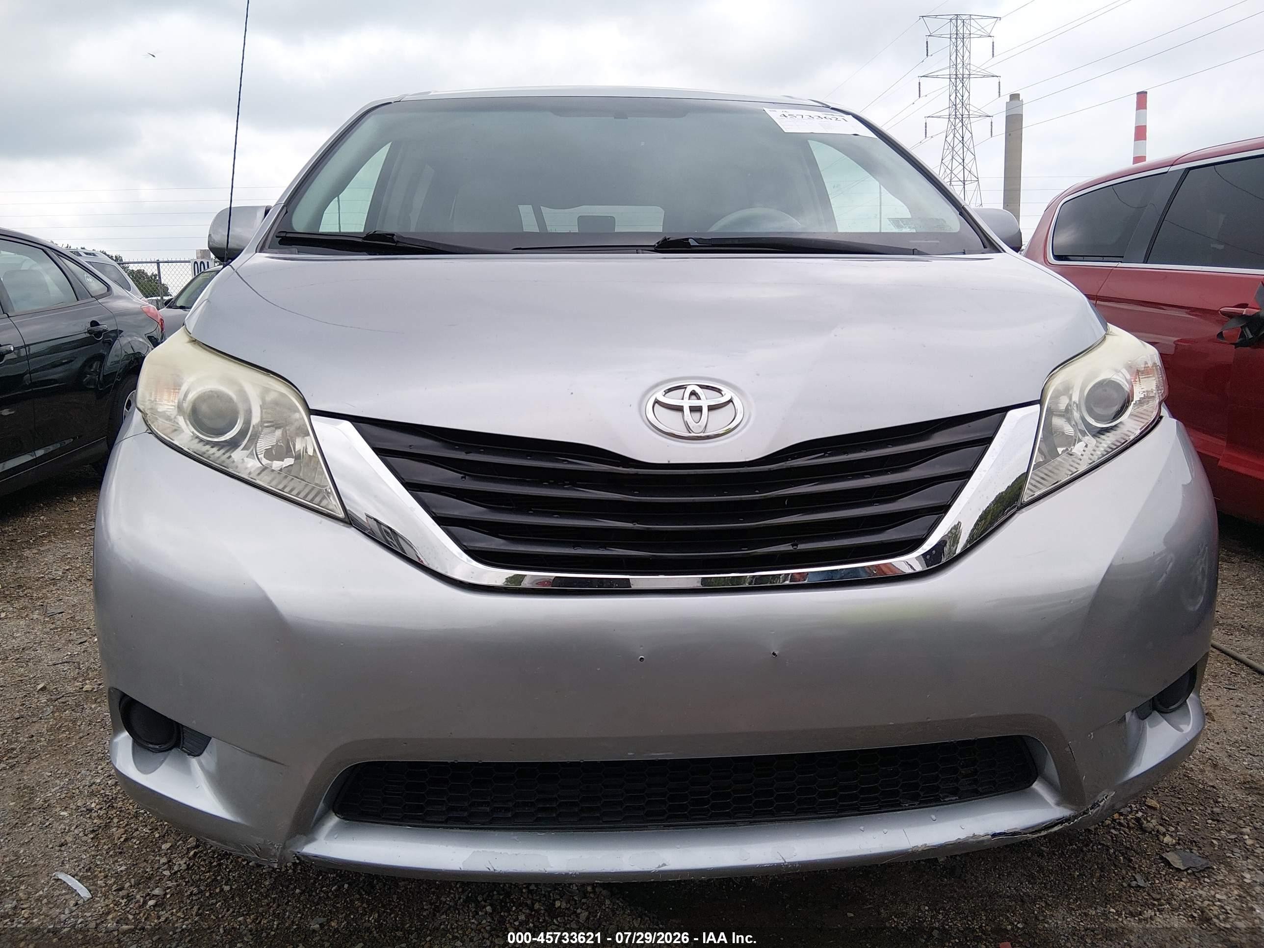 2011 Toyota Sienna Le V6 Silver vin: 5TDKK3DC1BS172949