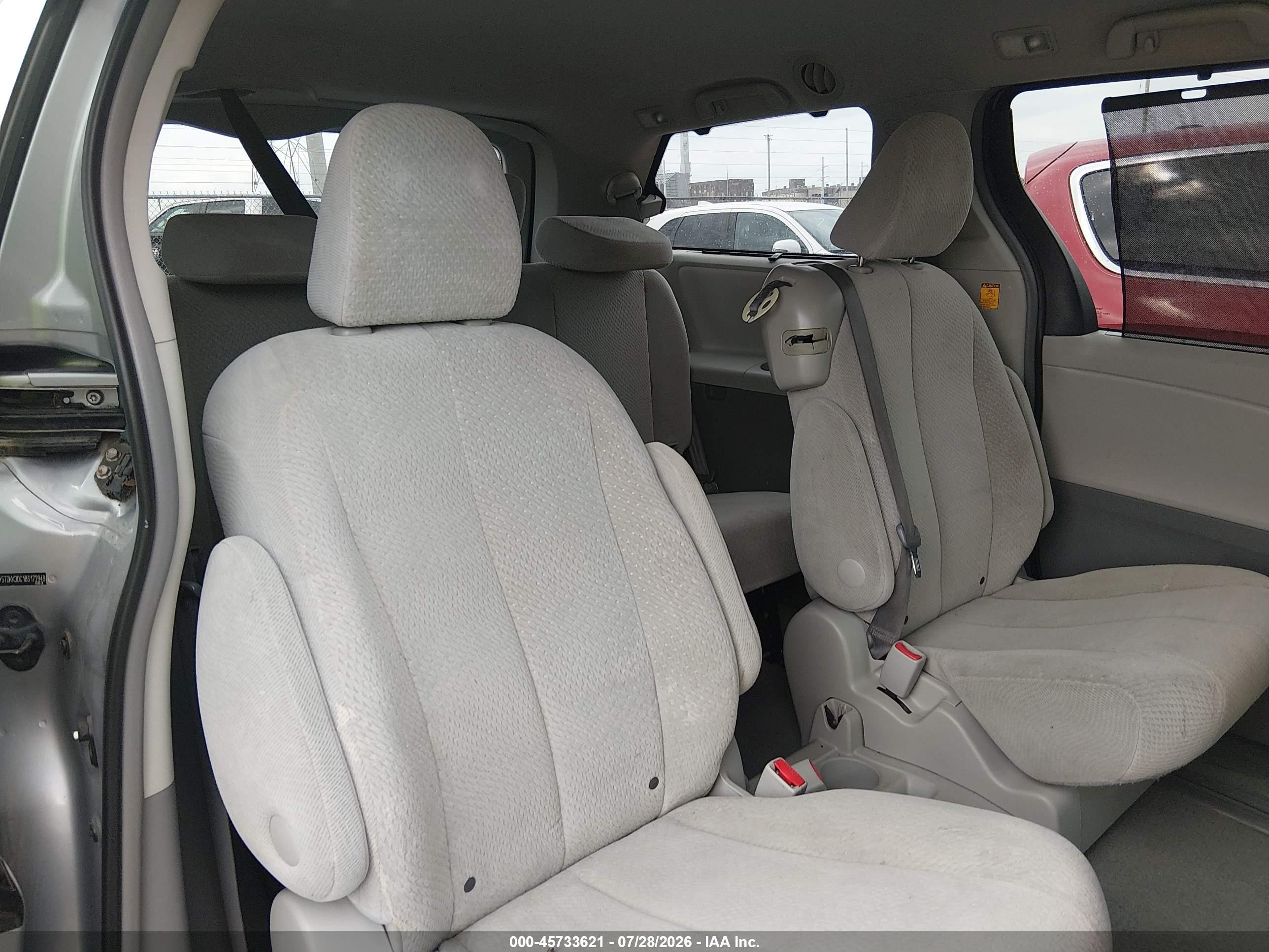2011 Toyota Sienna Le V6 Silver vin: 5TDKK3DC1BS172949