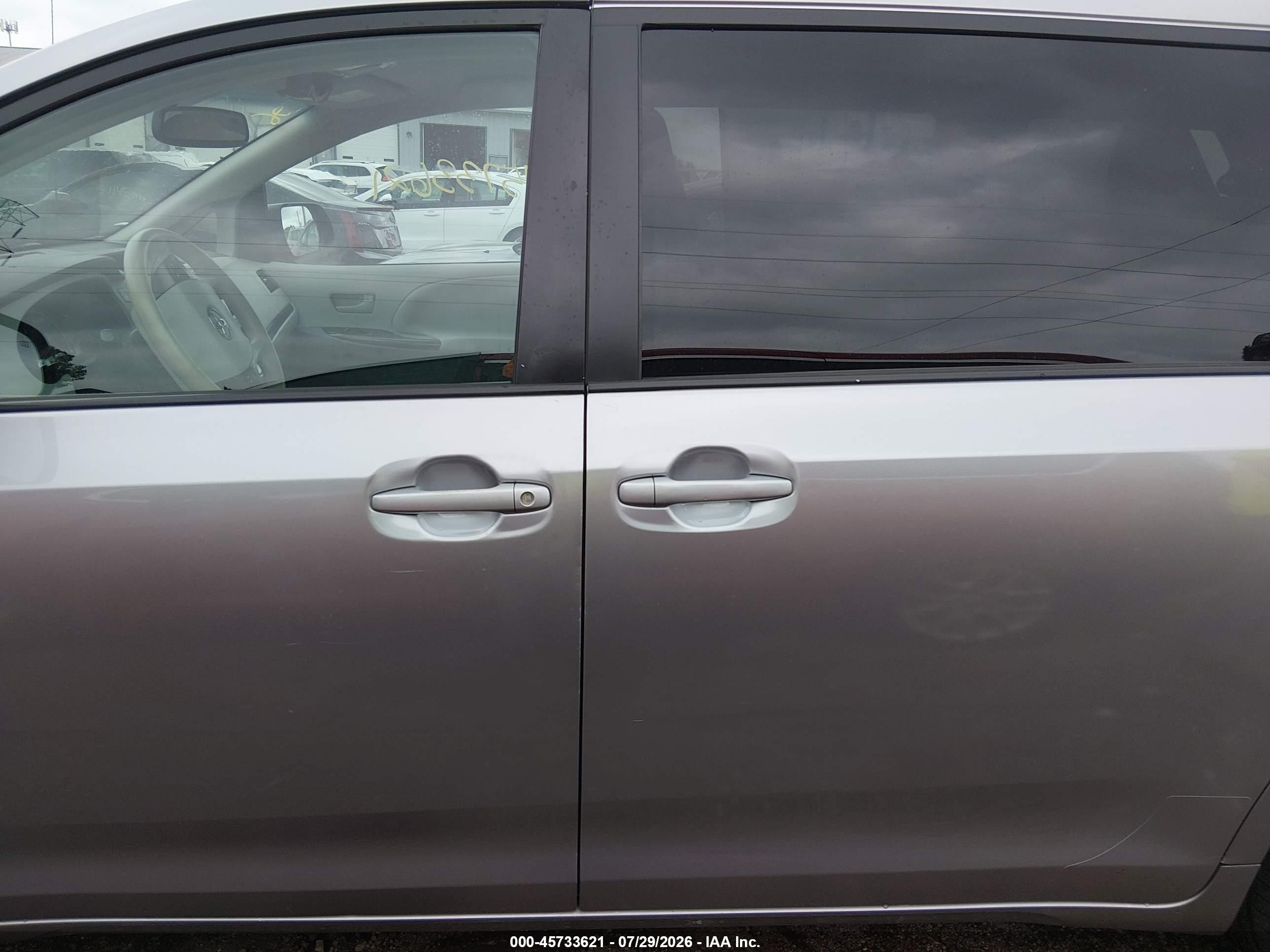 2011 Toyota Sienna Le V6 Silver vin: 5TDKK3DC1BS172949
