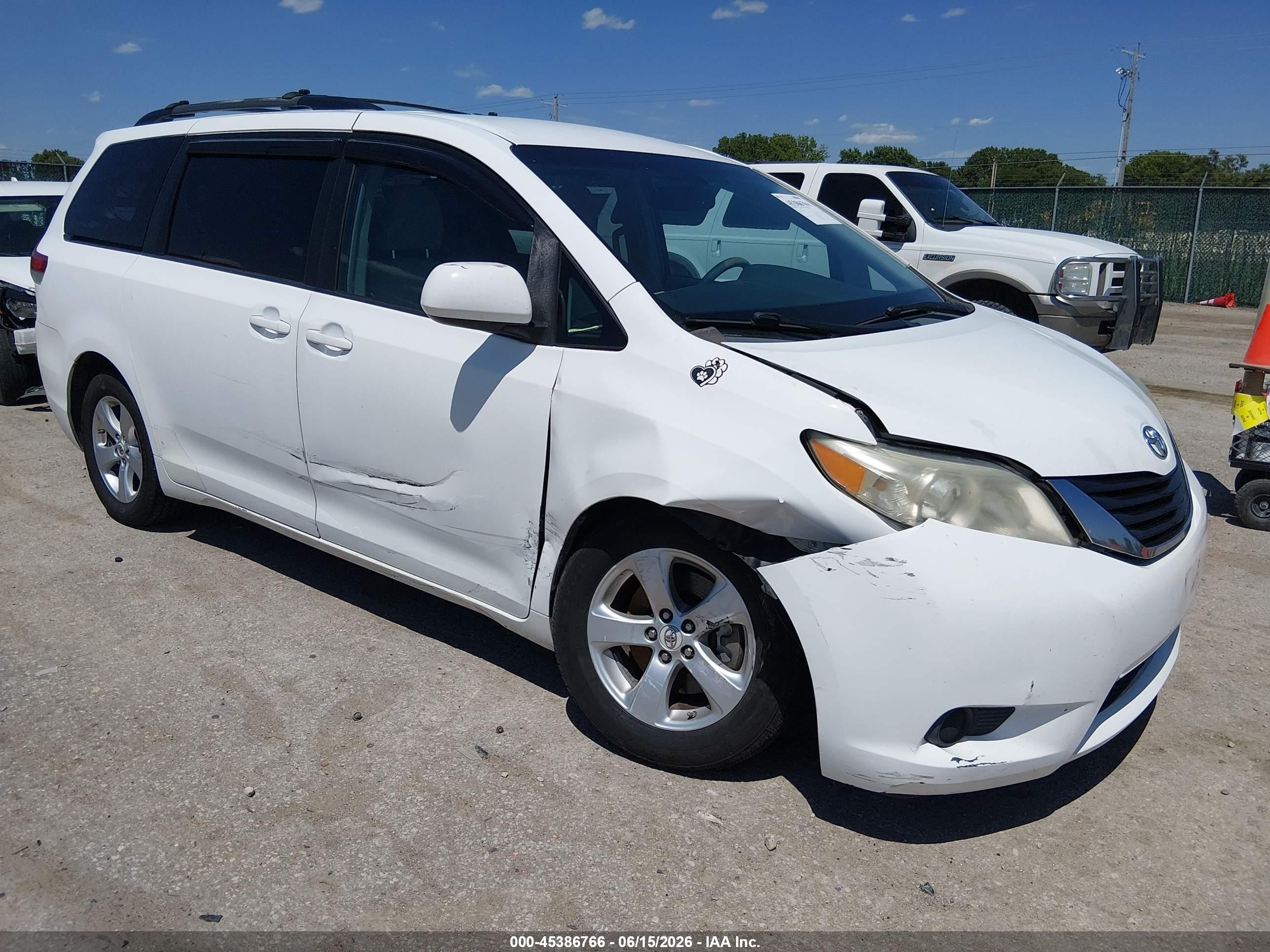 2012 Toyota Sienna Le V6 8 Passenger White vin: 5TDKK3DC1CS185458