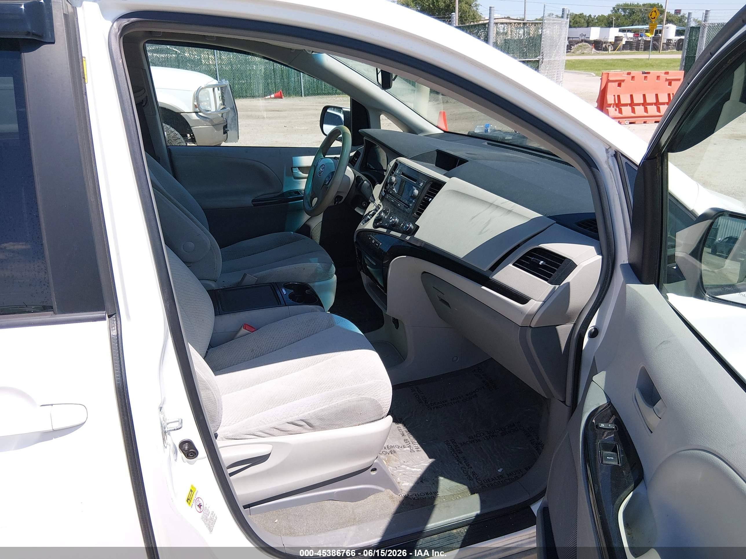 2012 Toyota Sienna Le V6 8 Passenger White vin: 5TDKK3DC1CS185458