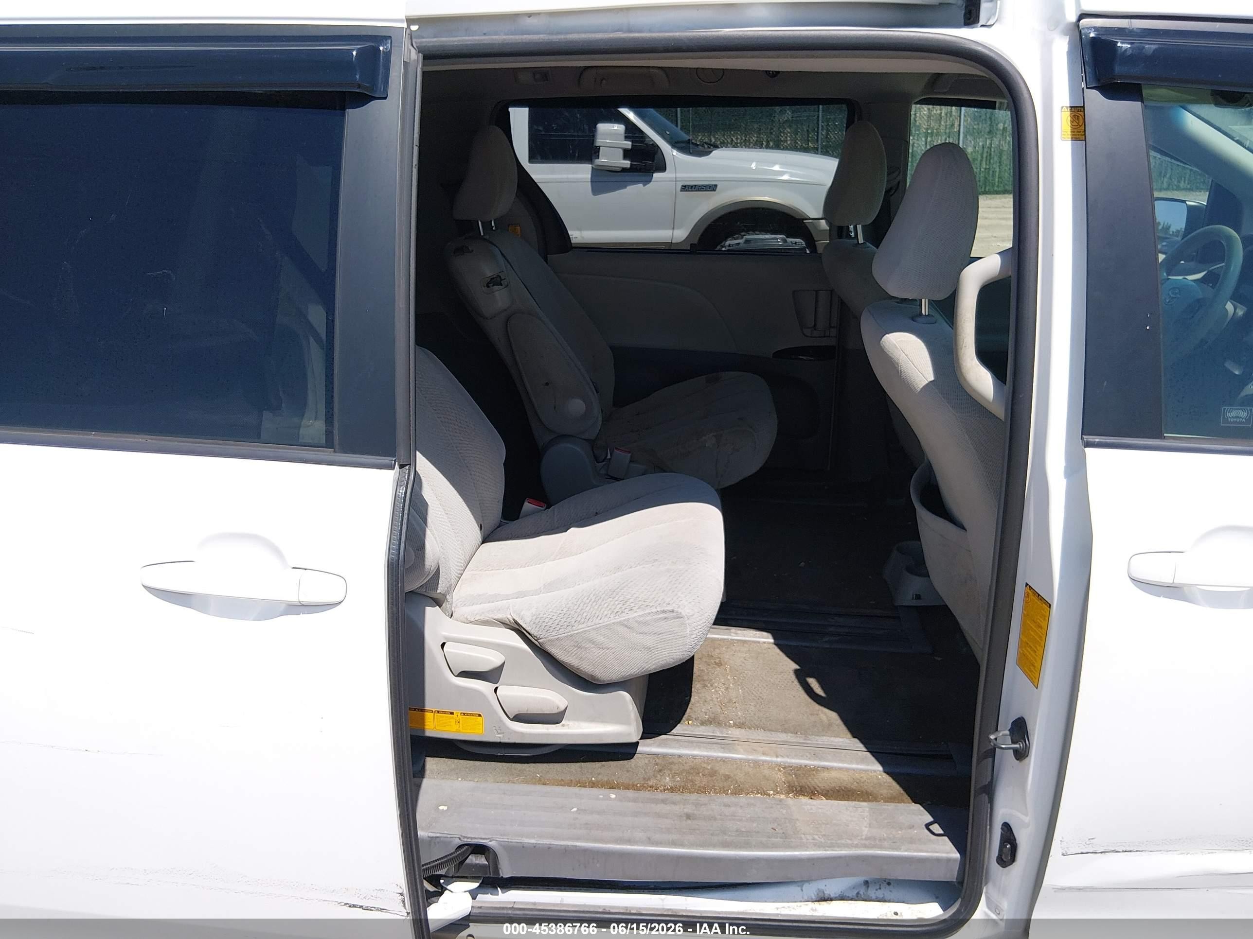 2012 Toyota Sienna Le V6 8 Passenger White vin: 5TDKK3DC1CS185458