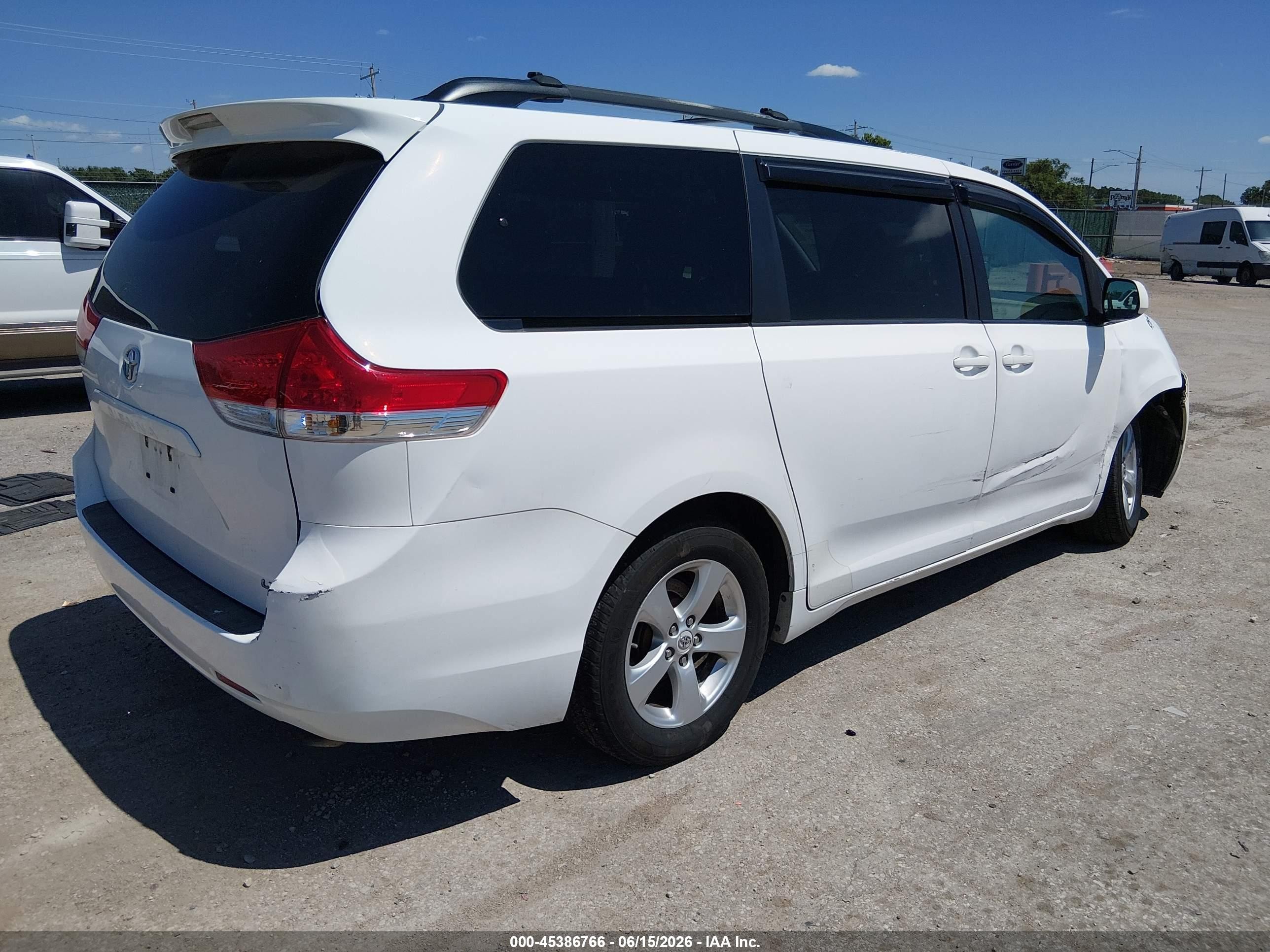 2012 Toyota Sienna Le V6 8 Passenger White vin: 5TDKK3DC1CS185458