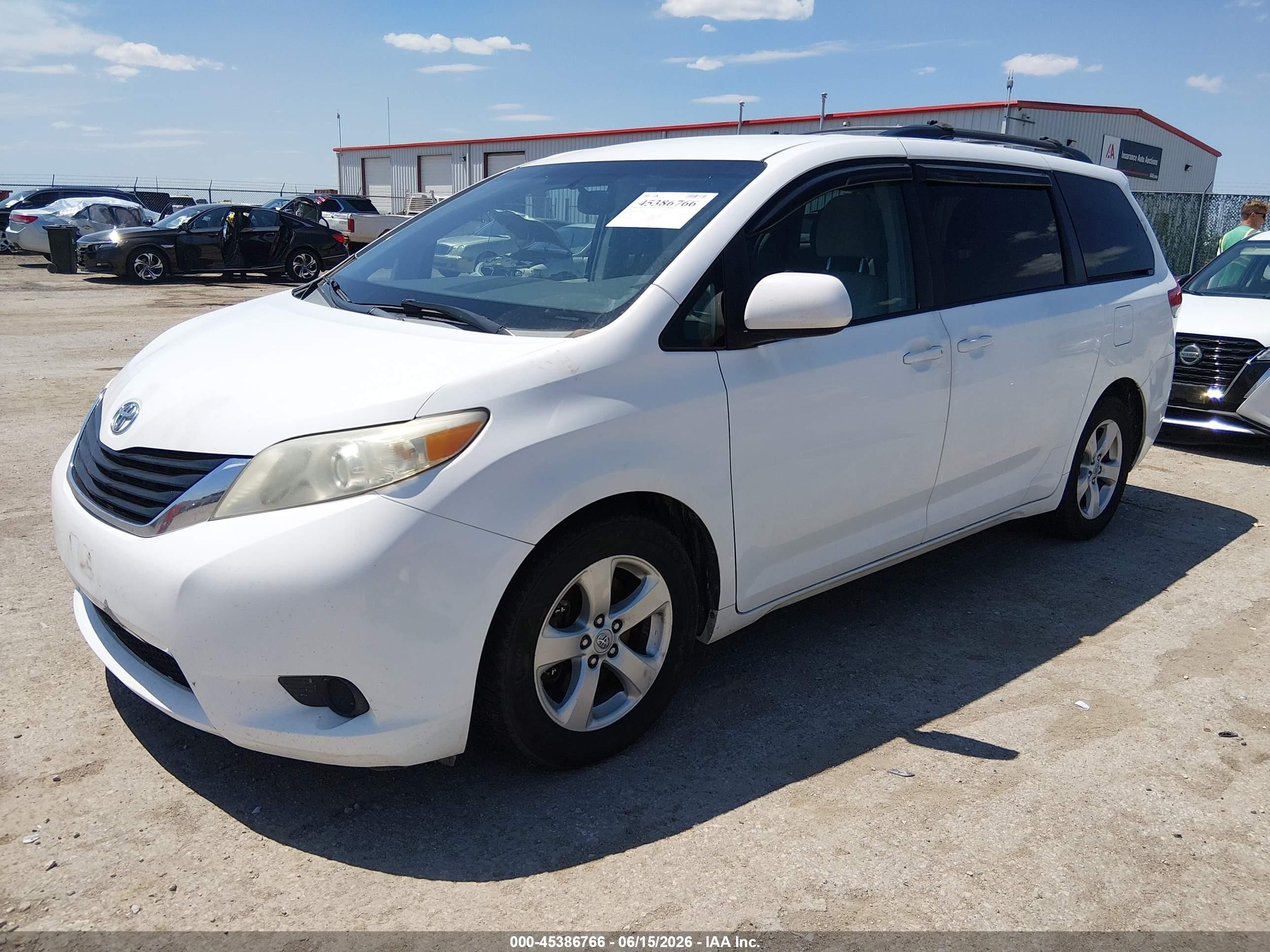 2012 Toyota Sienna Le V6 8 Passenger White vin: 5TDKK3DC1CS185458