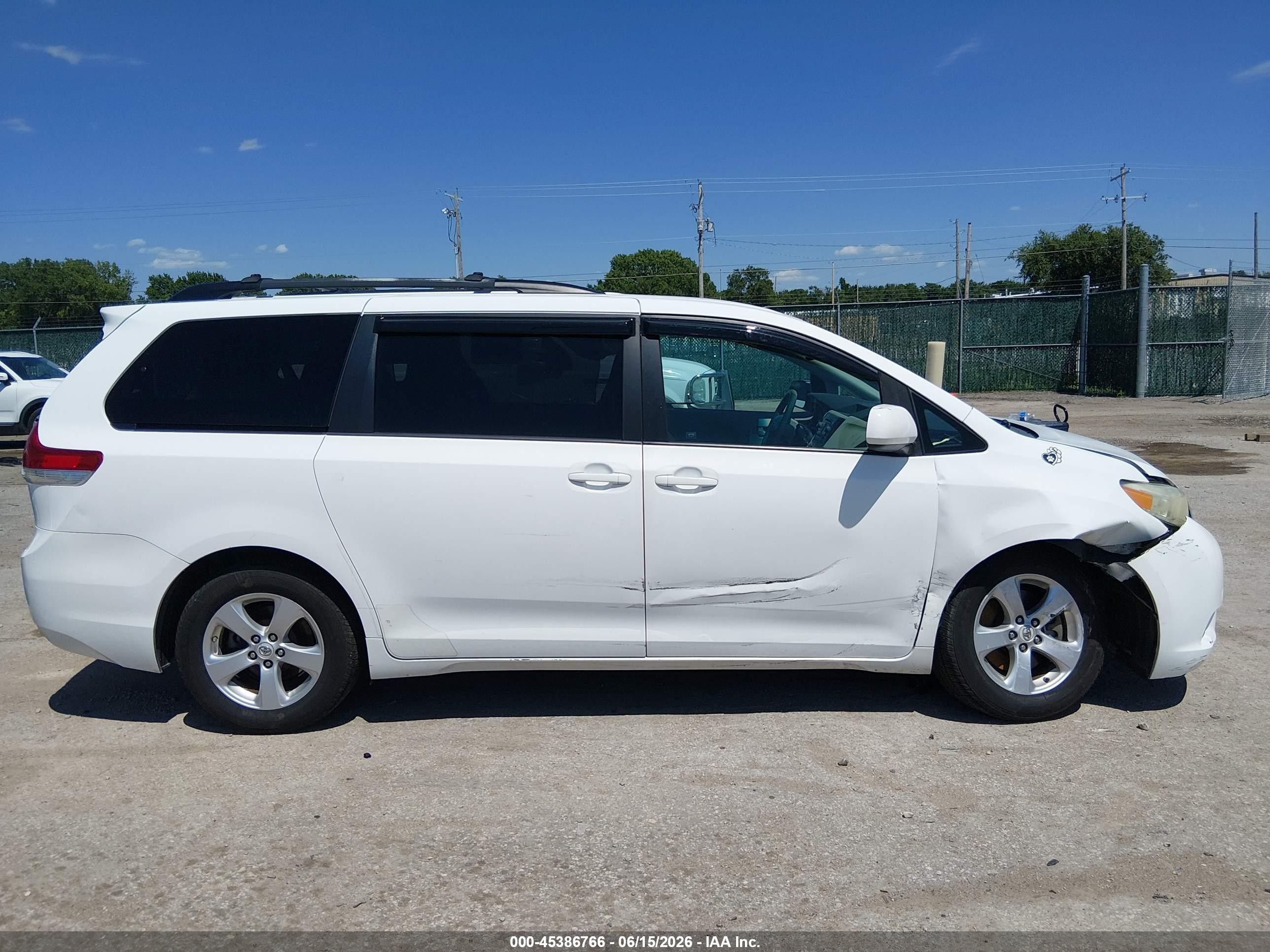 2012 Toyota Sienna Le V6 8 Passenger White vin: 5TDKK3DC1CS185458