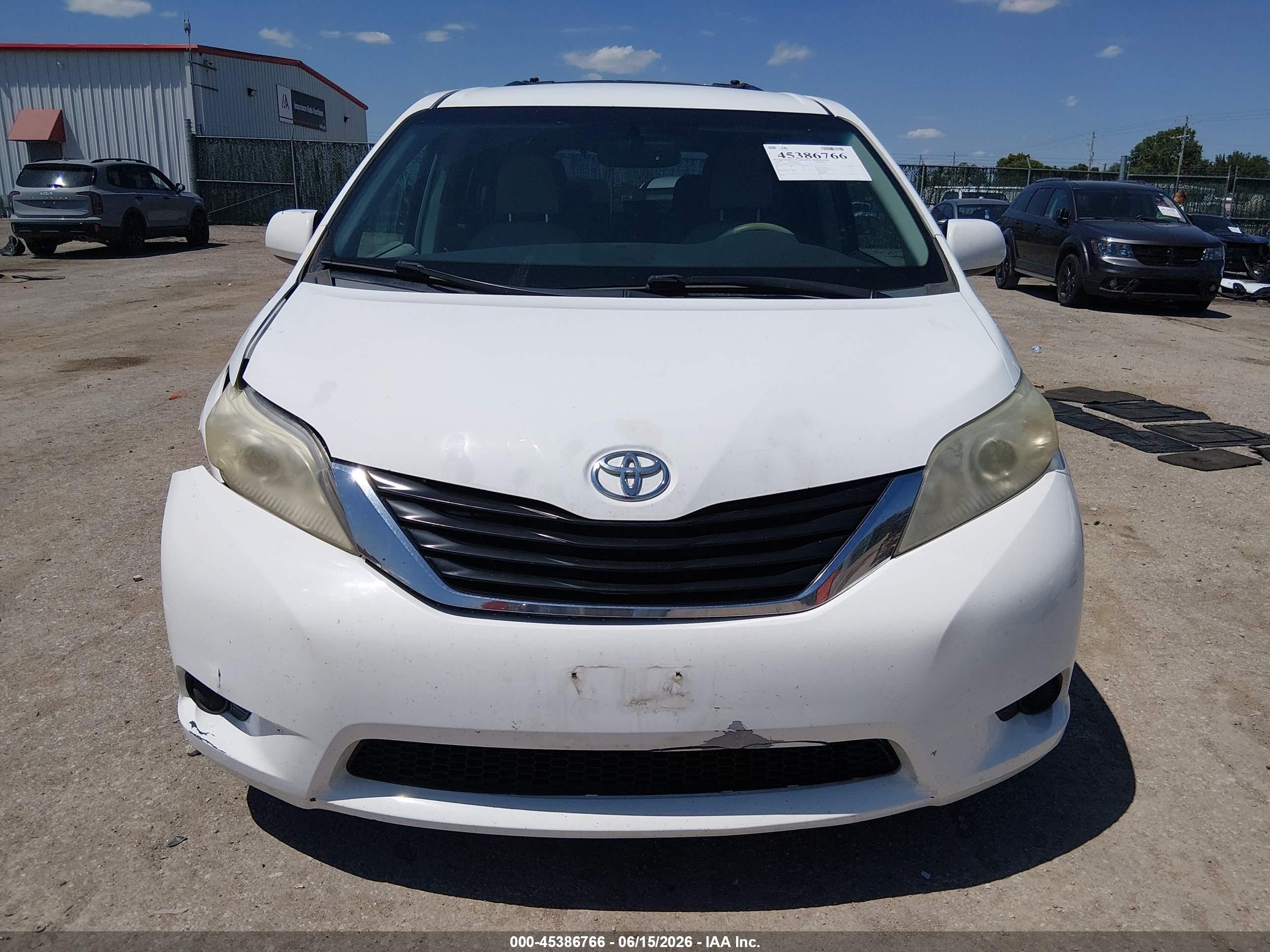 2012 Toyota Sienna Le V6 8 Passenger White vin: 5TDKK3DC1CS185458