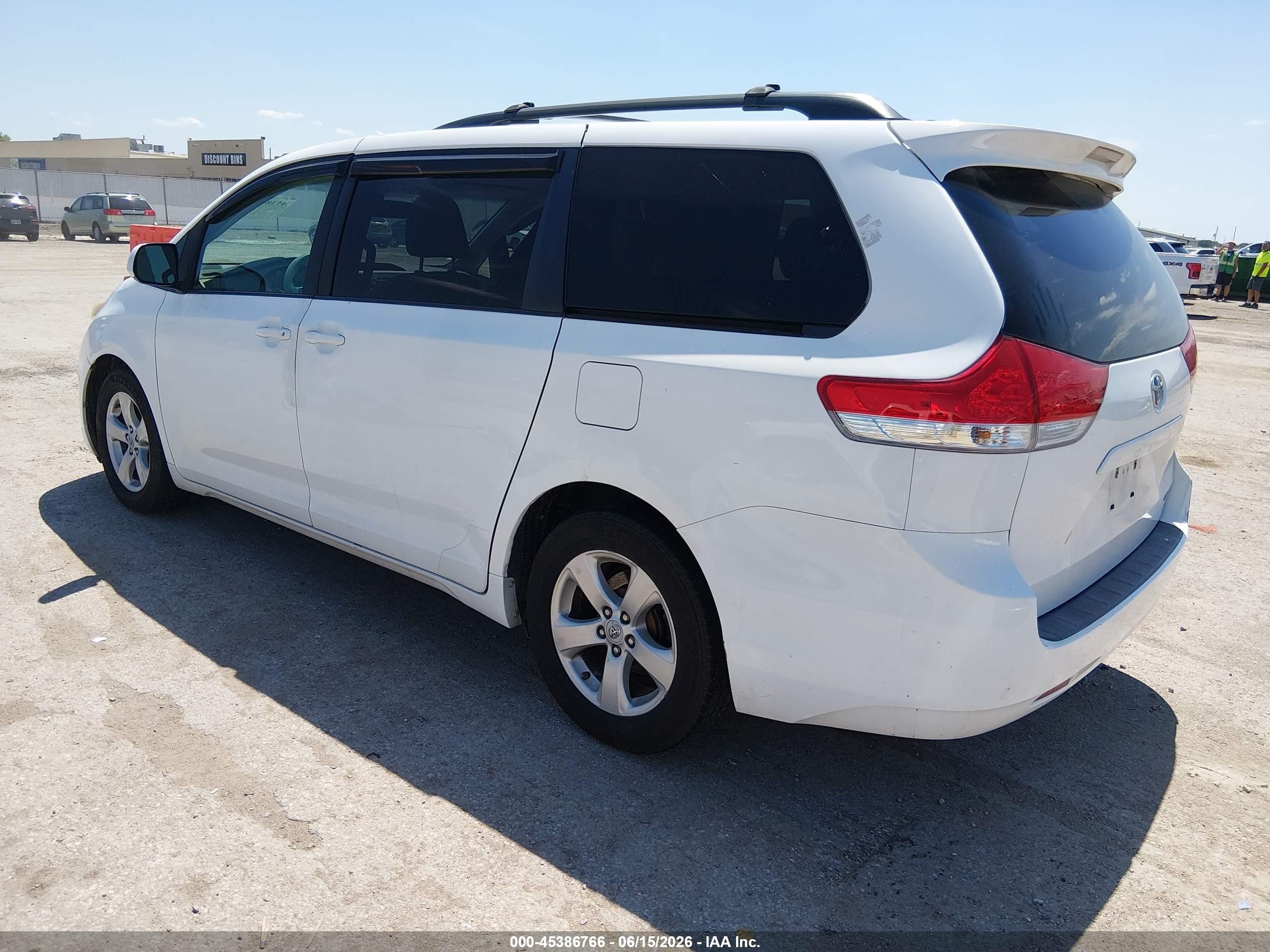 2012 Toyota Sienna Le V6 8 Passenger White vin: 5TDKK3DC1CS185458