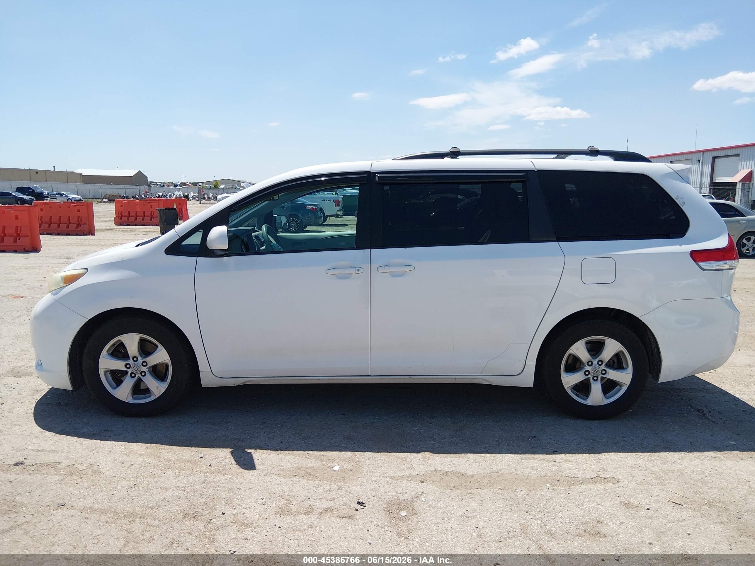 2012 Toyota Sienna Le V6 8 Passenger White vin: 5TDKK3DC1CS185458