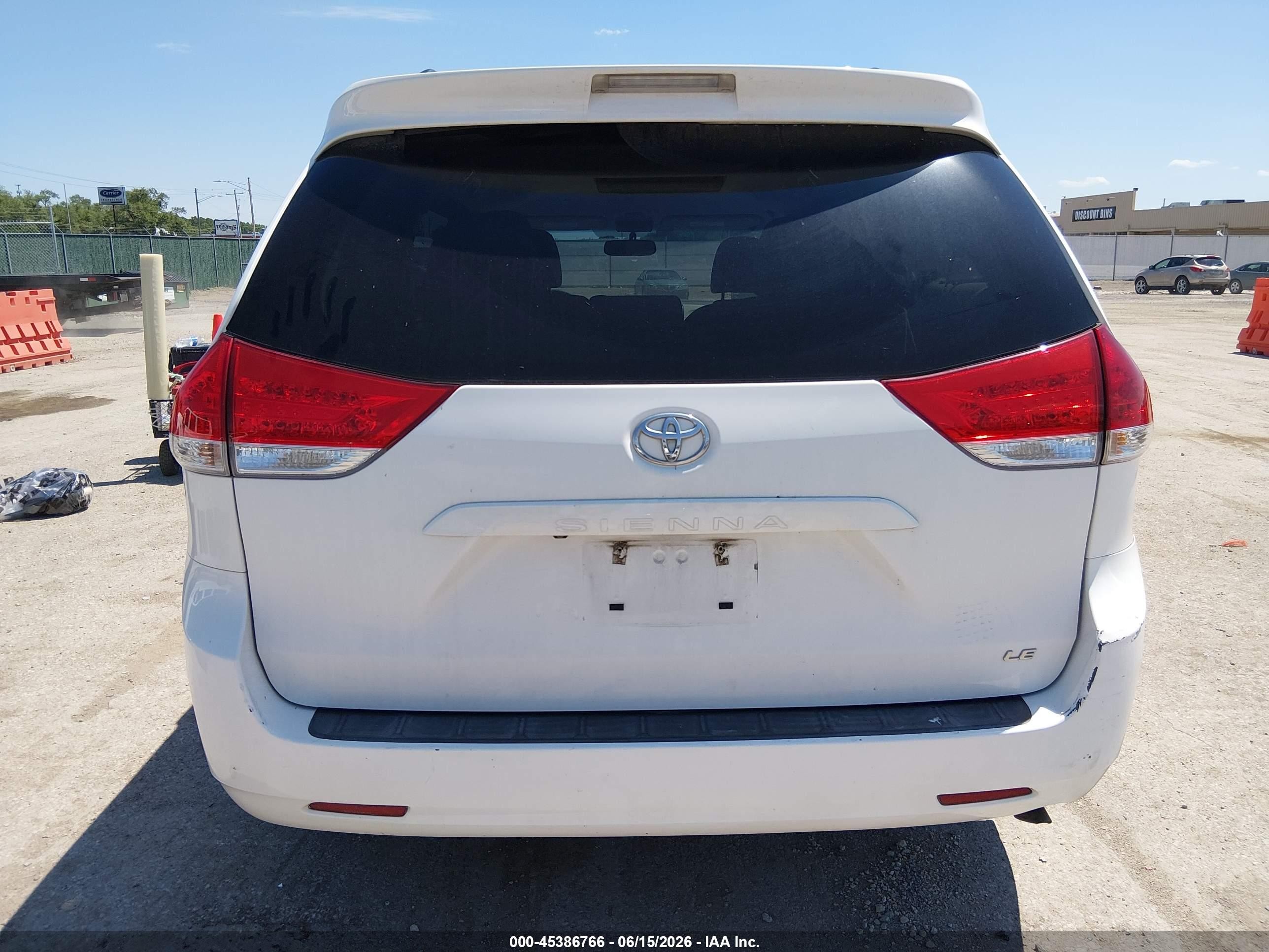 2012 Toyota Sienna Le V6 8 Passenger White vin: 5TDKK3DC1CS185458